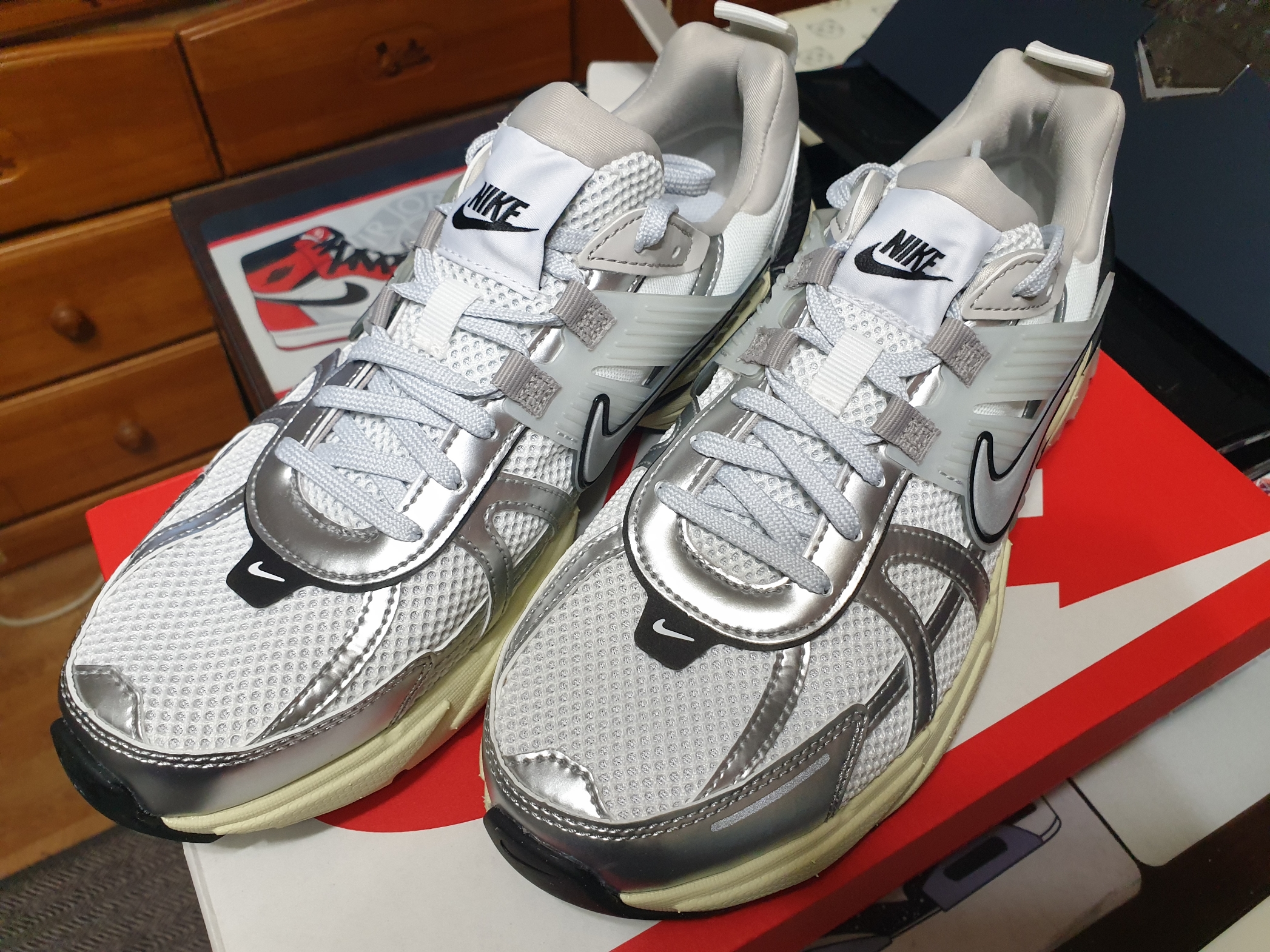Nike V2K Run Summit White Metallic Silver 착용 스타일 - 2