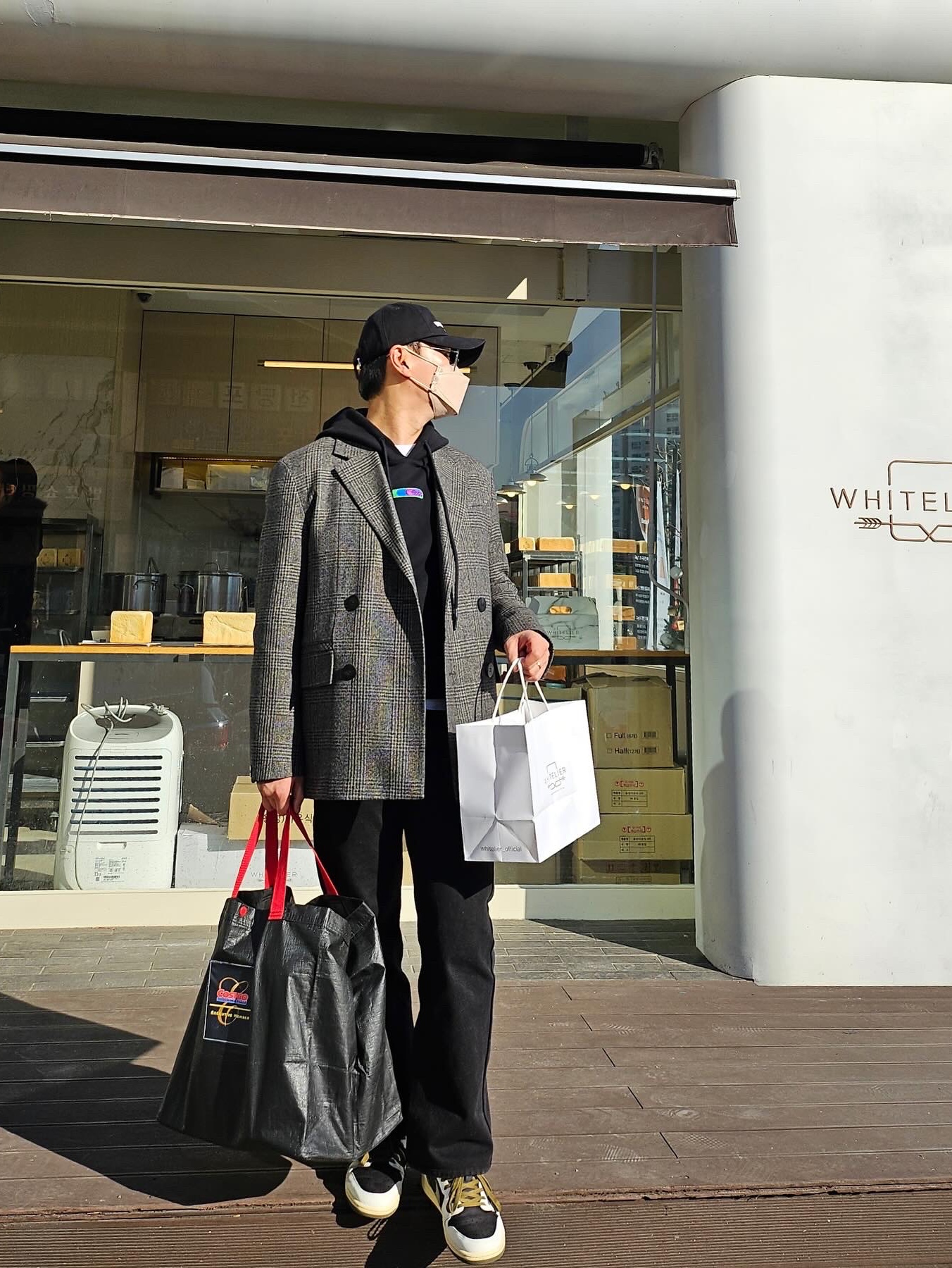 Wooyoungmi Embroidered Ball Cap Black, Off-White Weed Arrow Oversized Hoodie Black 착용 스타일 - 2