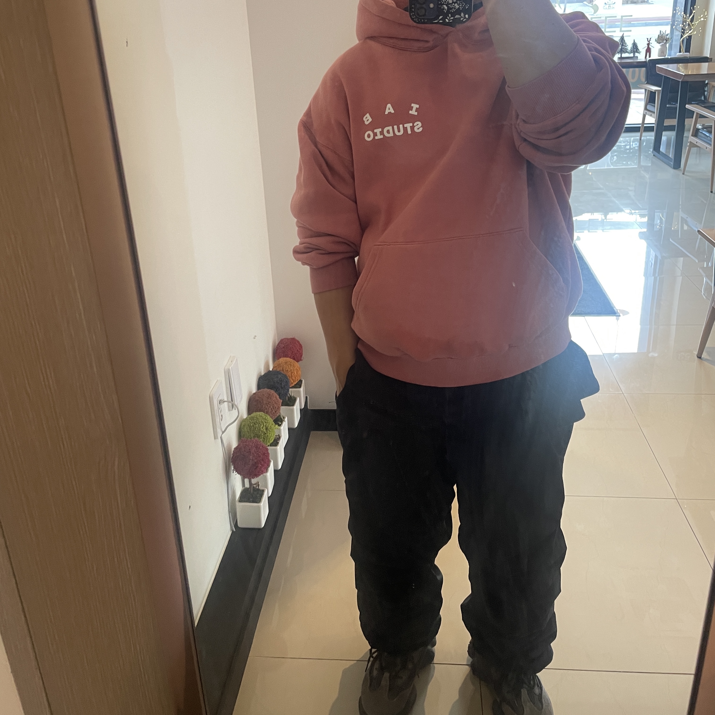 IAB Studio Pigment Hoodie Coral, Adidas Yeezy 500 Utility Black 2018/2020 착용 스타일