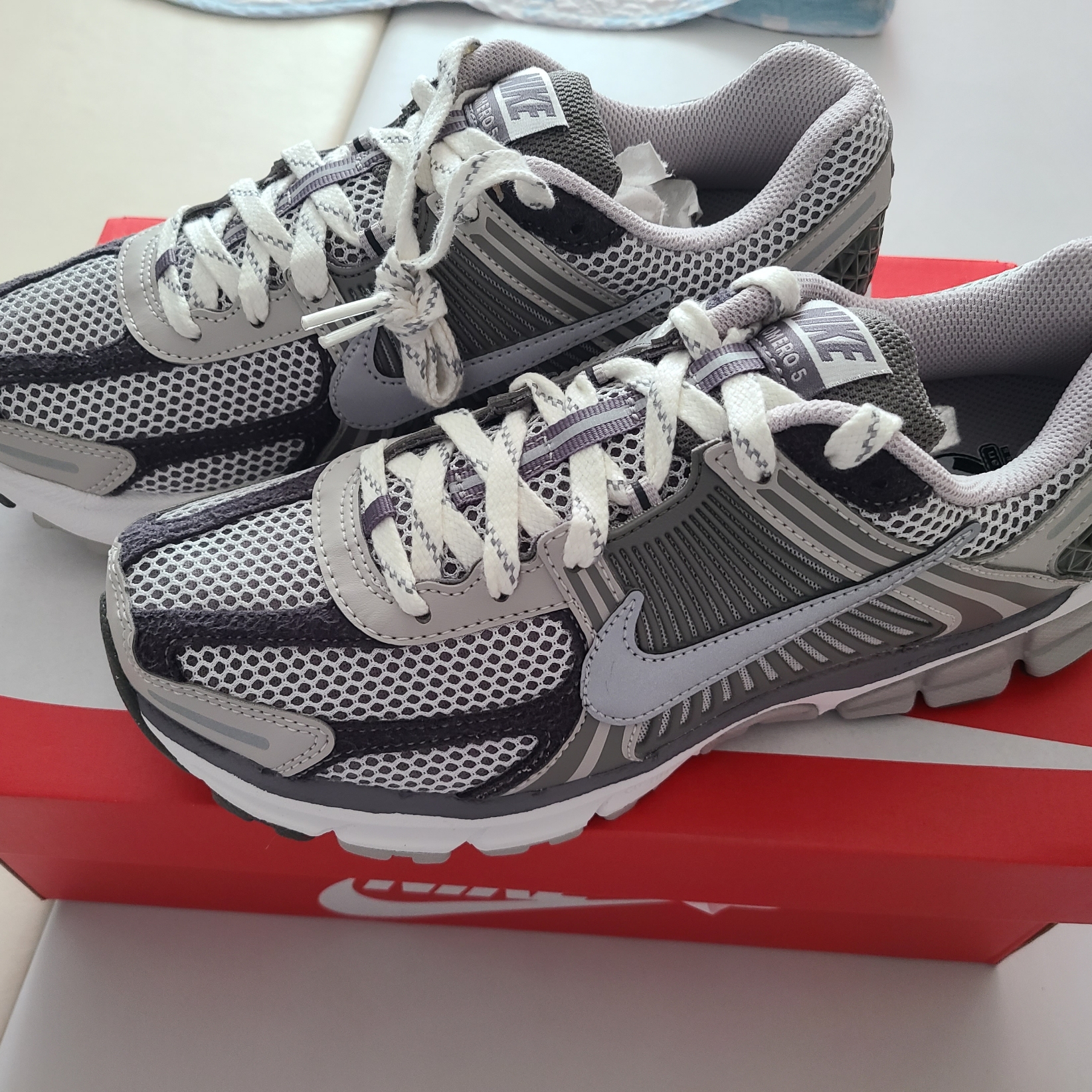 Nike Zoom Vomero 5 PRM Light Iron Ore and Flat Fewter, (W) Asics Gel-Kayano 14 White Midnight 착용 스타일 - 1