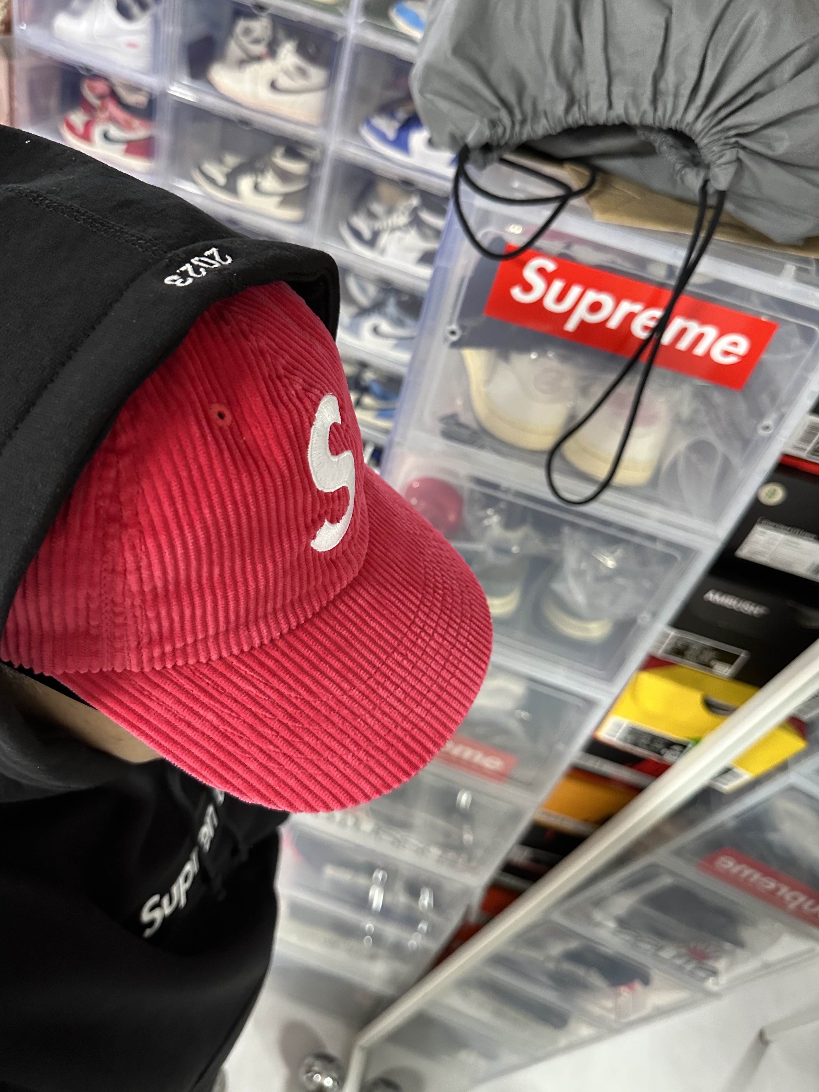 Supreme Box Logo Hooded Sweatshirt Black - 23FW, Supreme Corduroy S Logo 6-Panel Red - 23FW 착용 스타일
