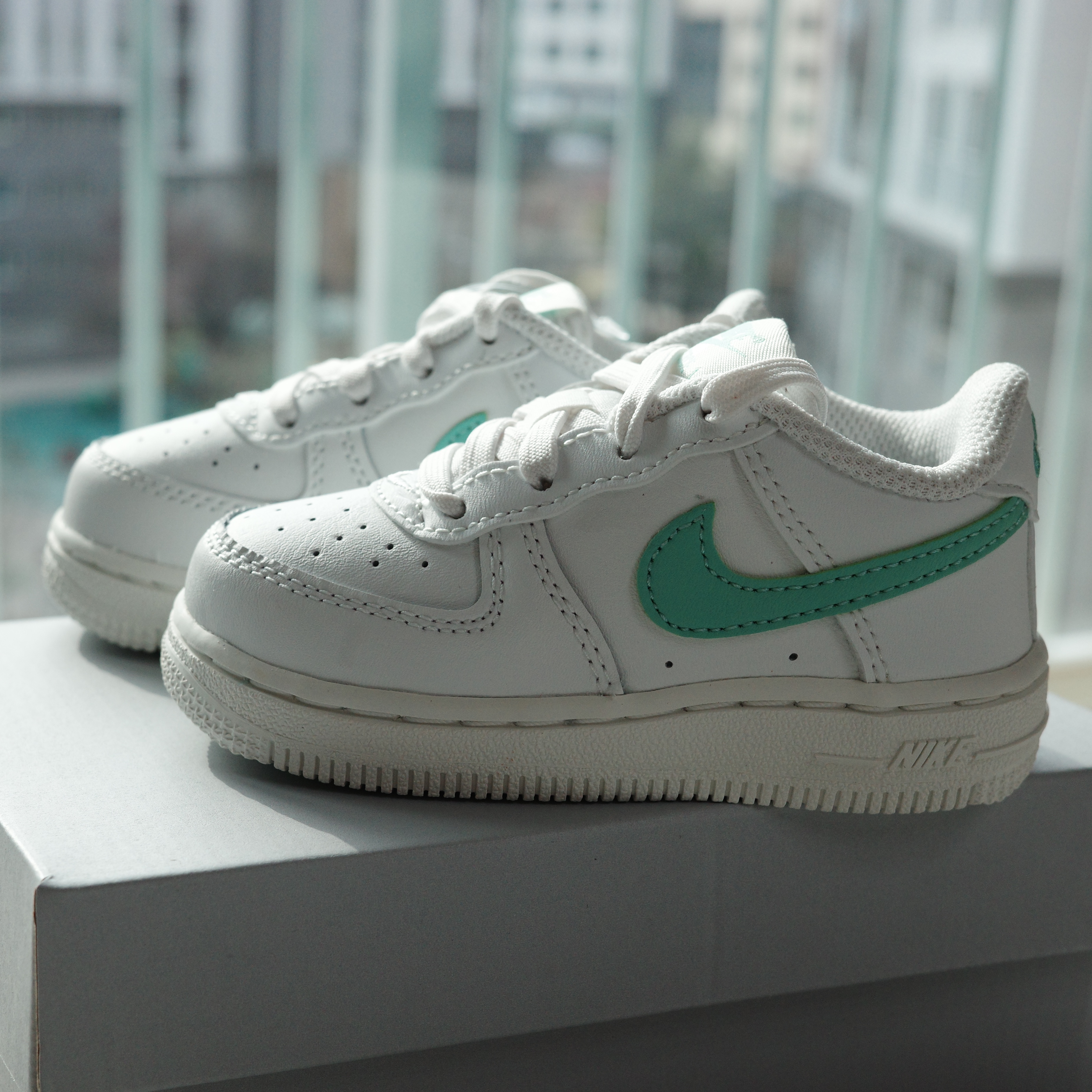 (TD) Nike Air Force 1 Low Summit White Emerald Rise 착용 스타일 - 1