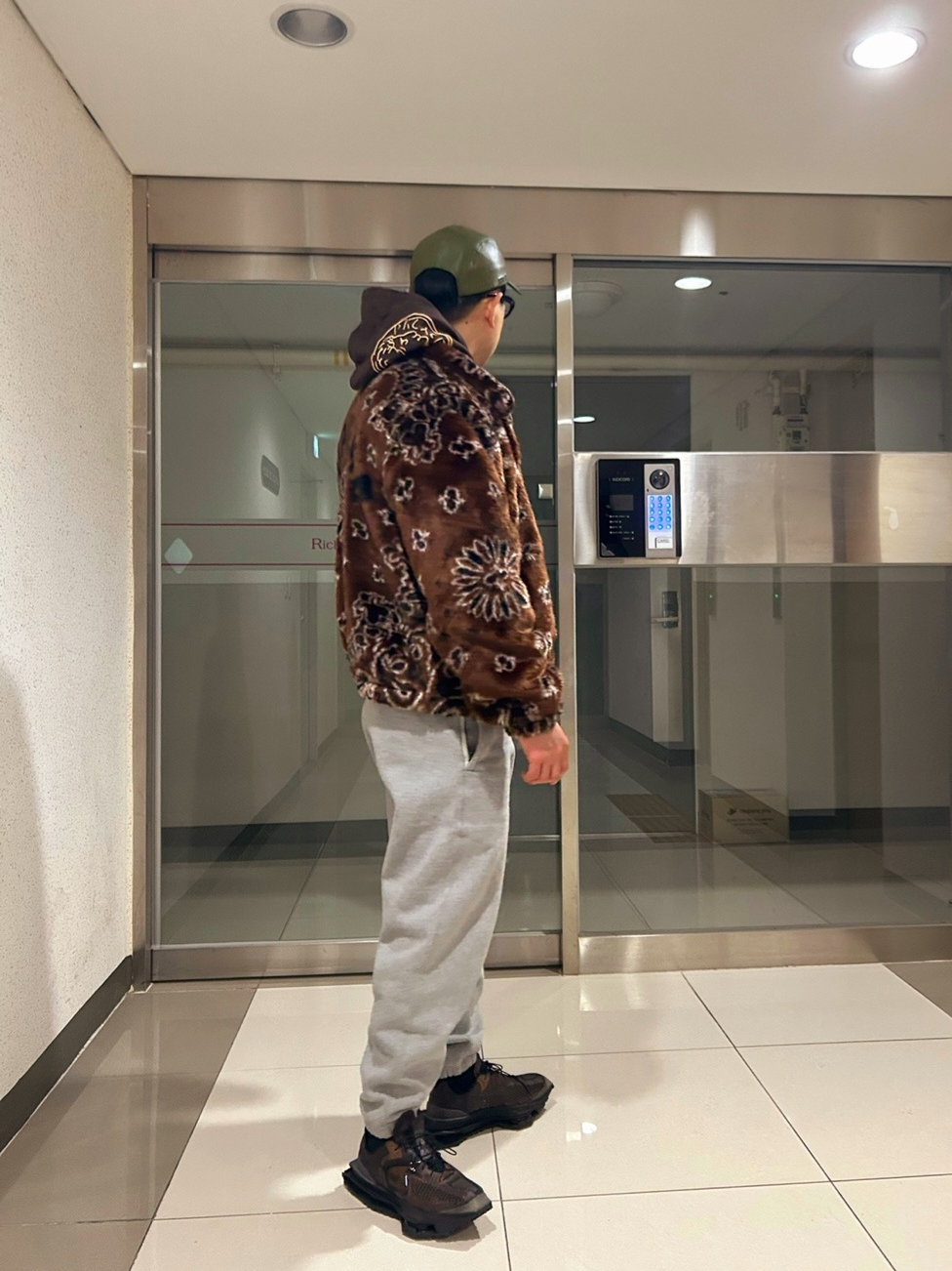 Palace Tri-Archaeology Hood Brown - 21SS, Supreme Gore-Tex Leather Camp Cap Olive - 22SS 착용 스타일 - 2