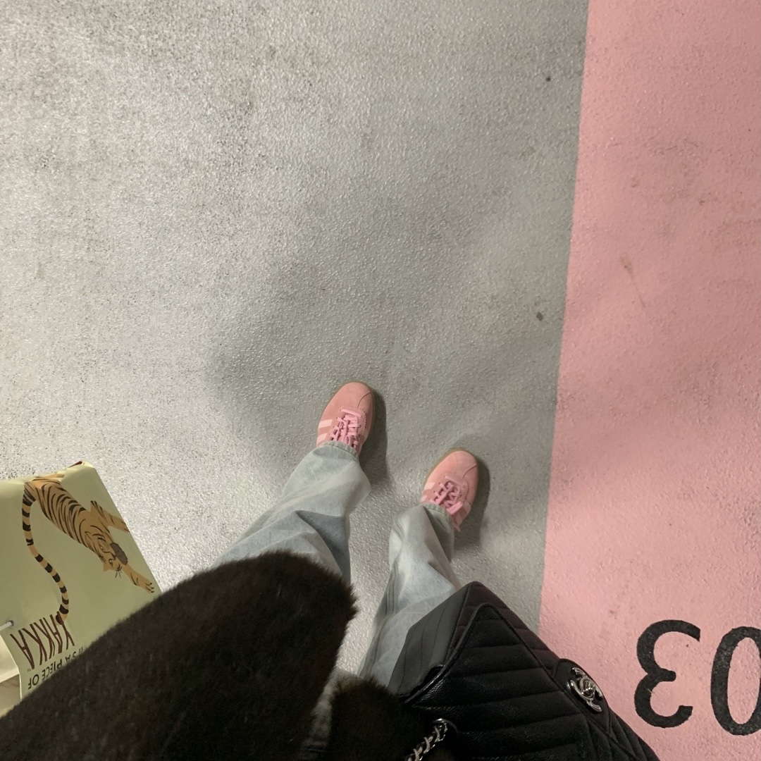 Adidas Bermuda Glow Pink 착용 스타일 - 2