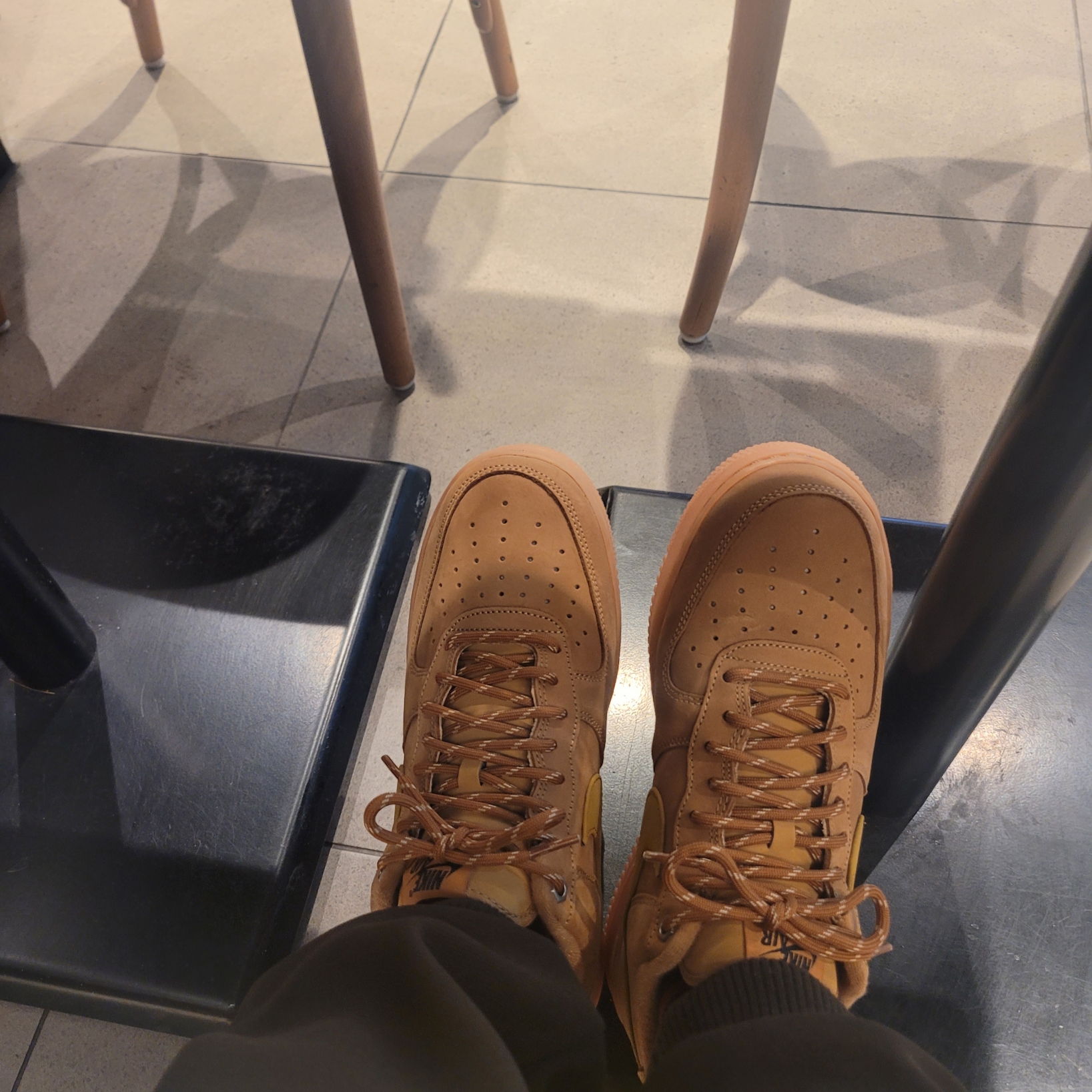 Nike Air Force 1 '07 WB Flax 착용 스타일 - 2