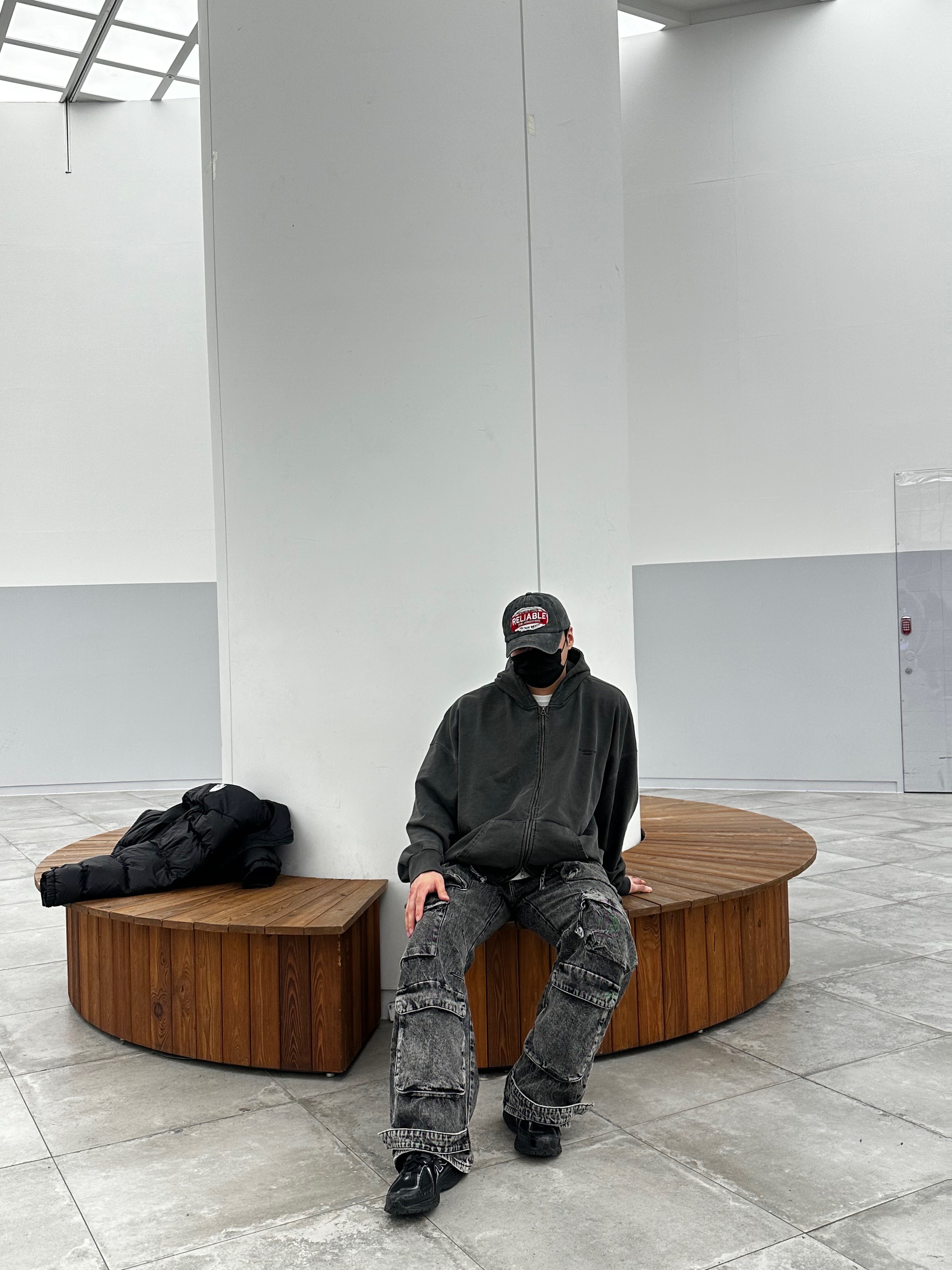 Undermycar Mu.11 Anti Fxxking Logo Play Oversized Pigment Hood Zip-up Gray, Zara Utility Pocket Jeans Gray 착용 스타일 - 1