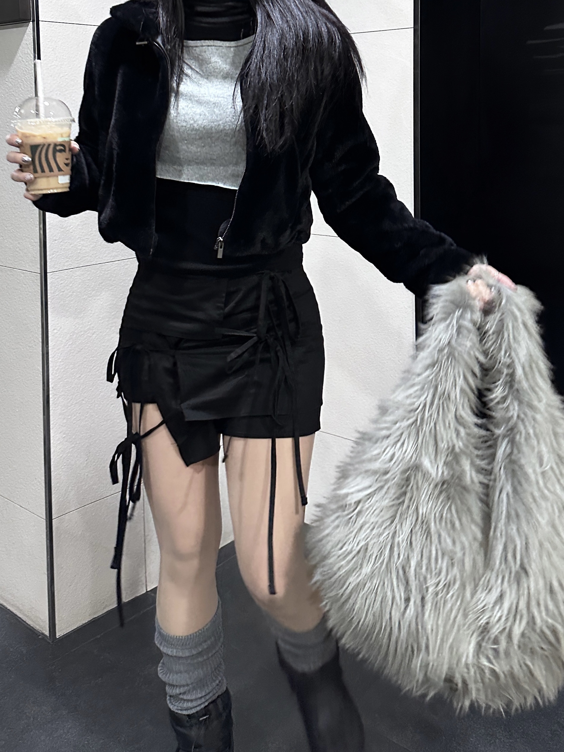 Crocs Classic Lined Neo Puff Boot Black 착용 스타일 - 1