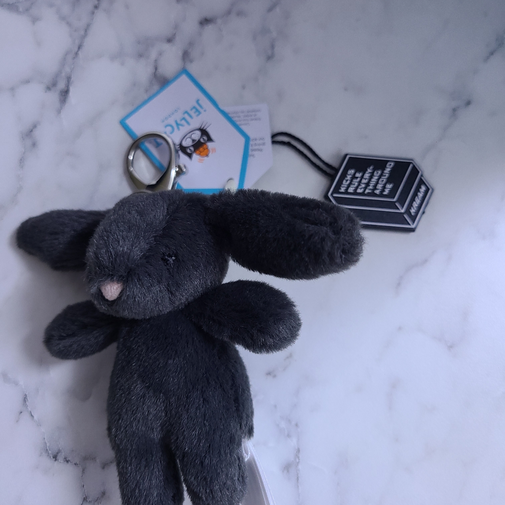 Jellycat Bashful Bunny Bag Charm Ink 착용 스타일