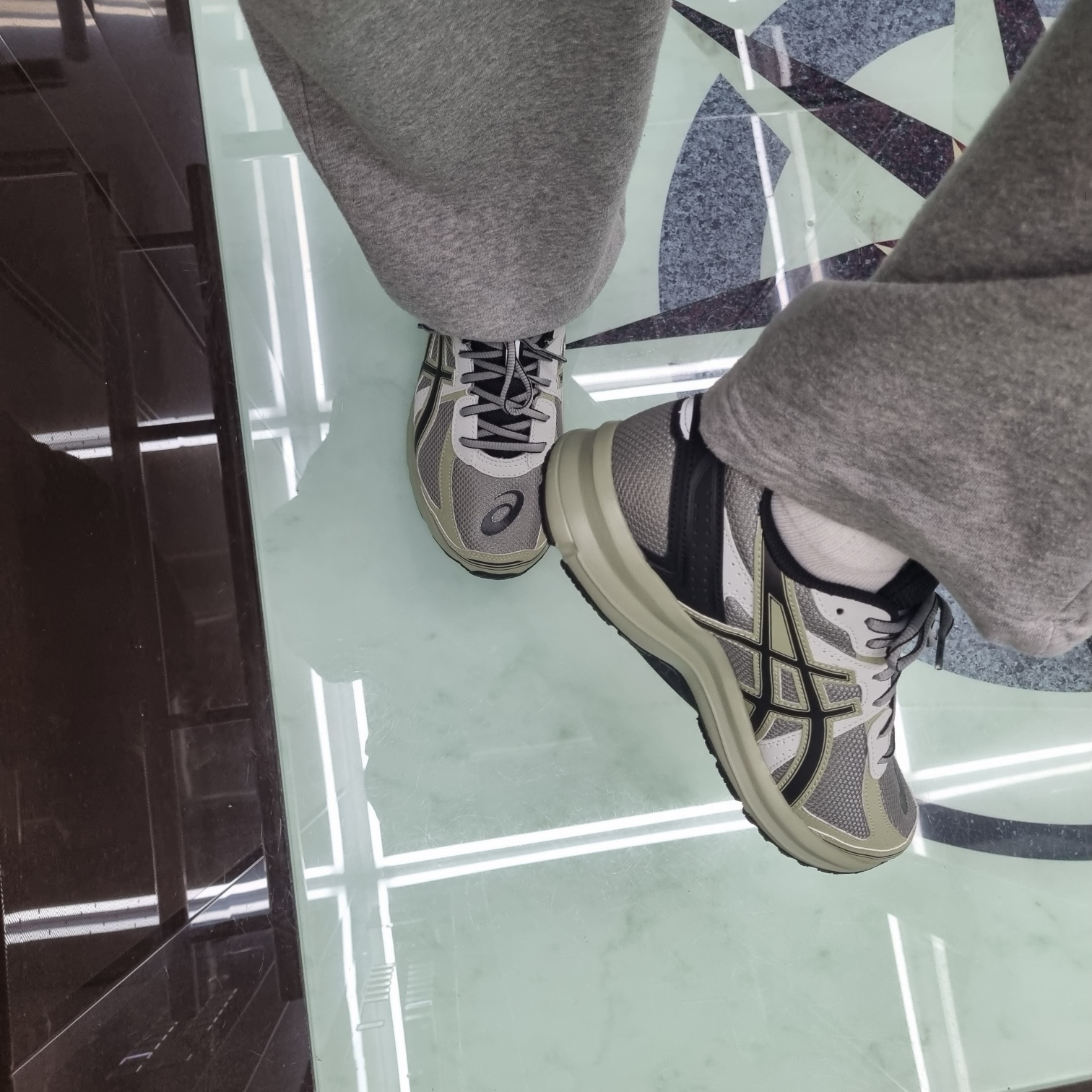 Asics Jog 100 S Sheet Rock - 2E Wide 착용 스타일