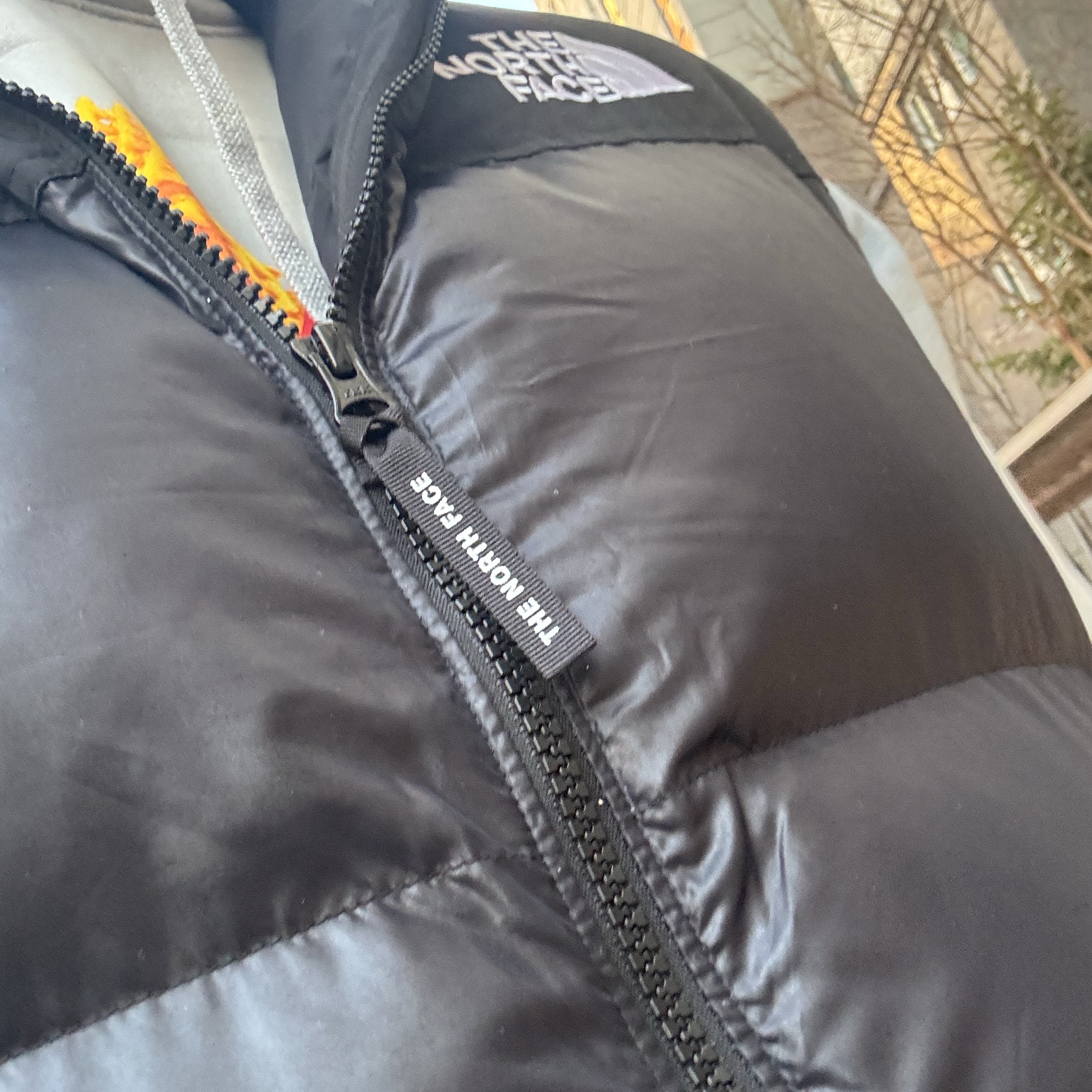 The North Face Nuptse On Ball Vest Real Black 착용 스타일