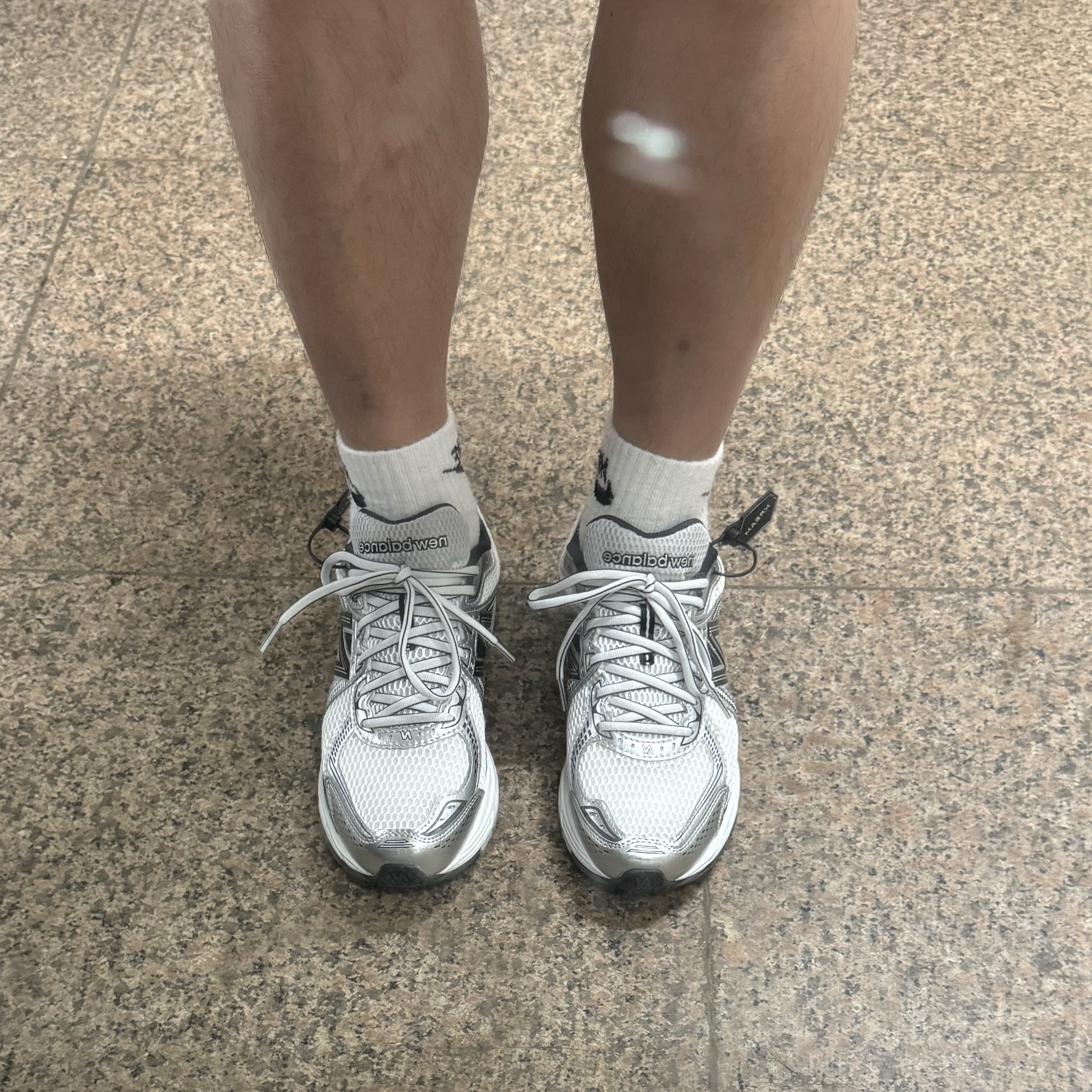 New Balance 860v2 White Black 착용 스타일
