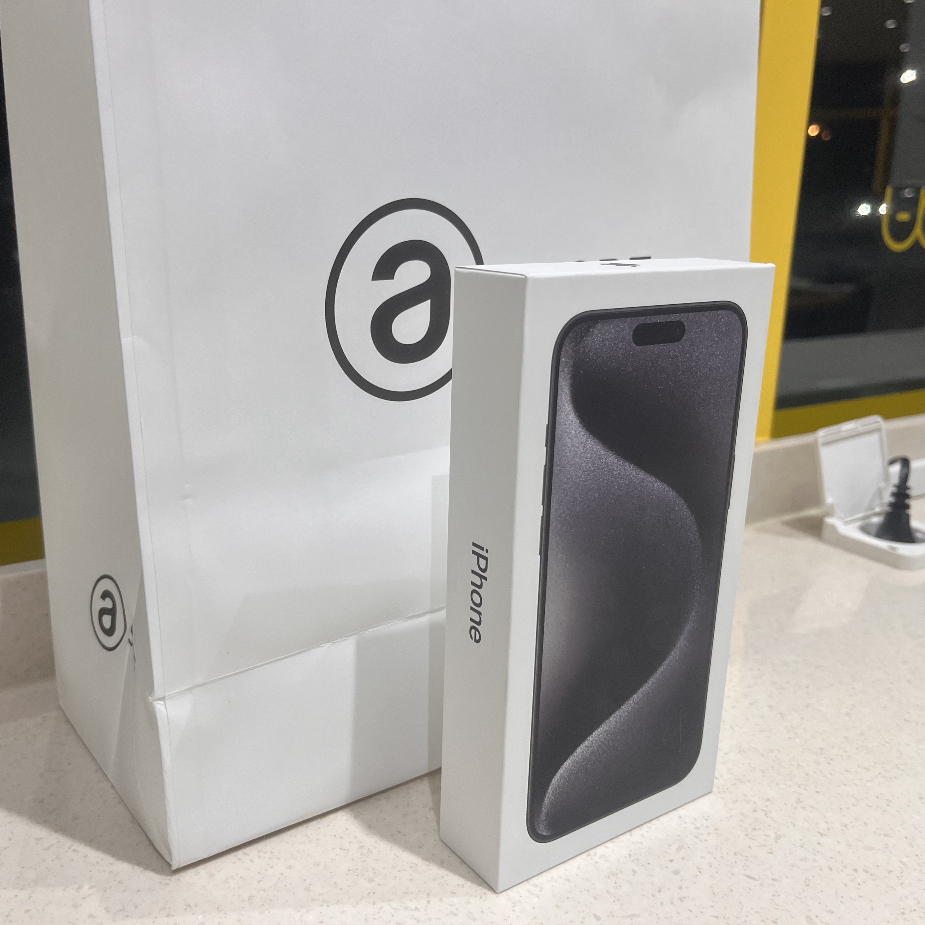 Apple iPhone 15 Pro Max 256GB Black Titanium (Korean Ver.) 착용 스타일 - 2
