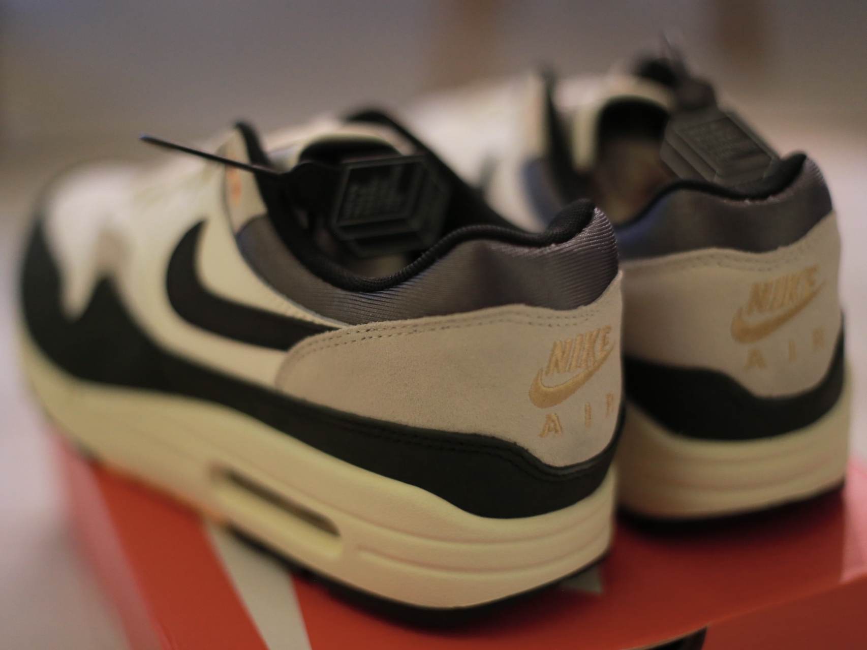 Nike Air Max 1 Light Bone University Gold 착용 스타일 - 3