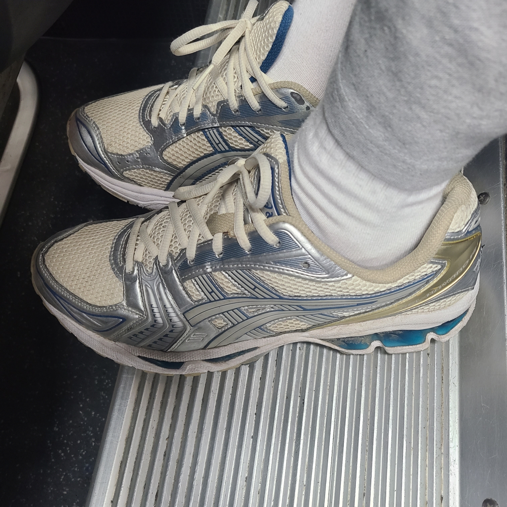 Asics Gel-Kayano 14 Cream Pure Silver 착용 스타일