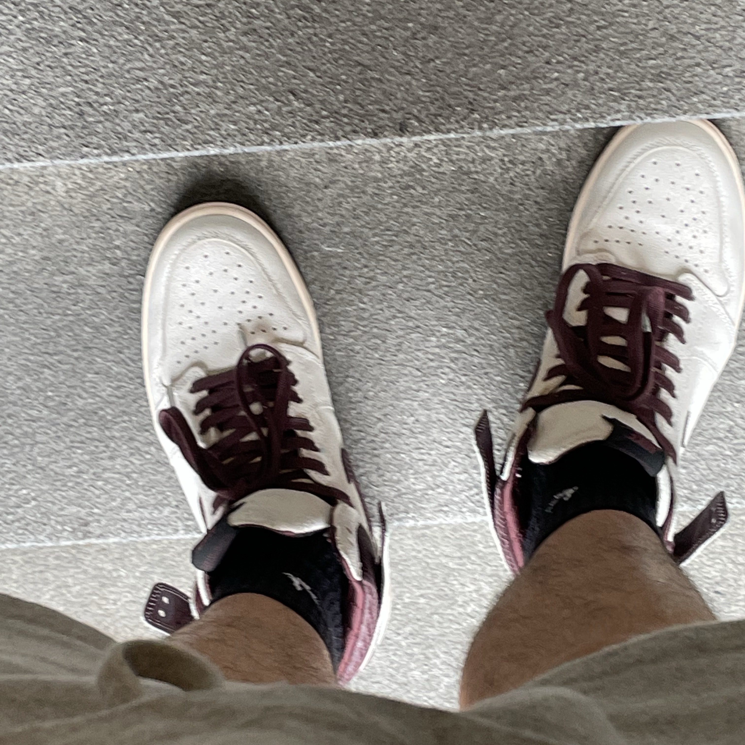 Jordan 1 x A Ma Maniere Retro High OG SP Sail and Burgundy 착용 스타일
