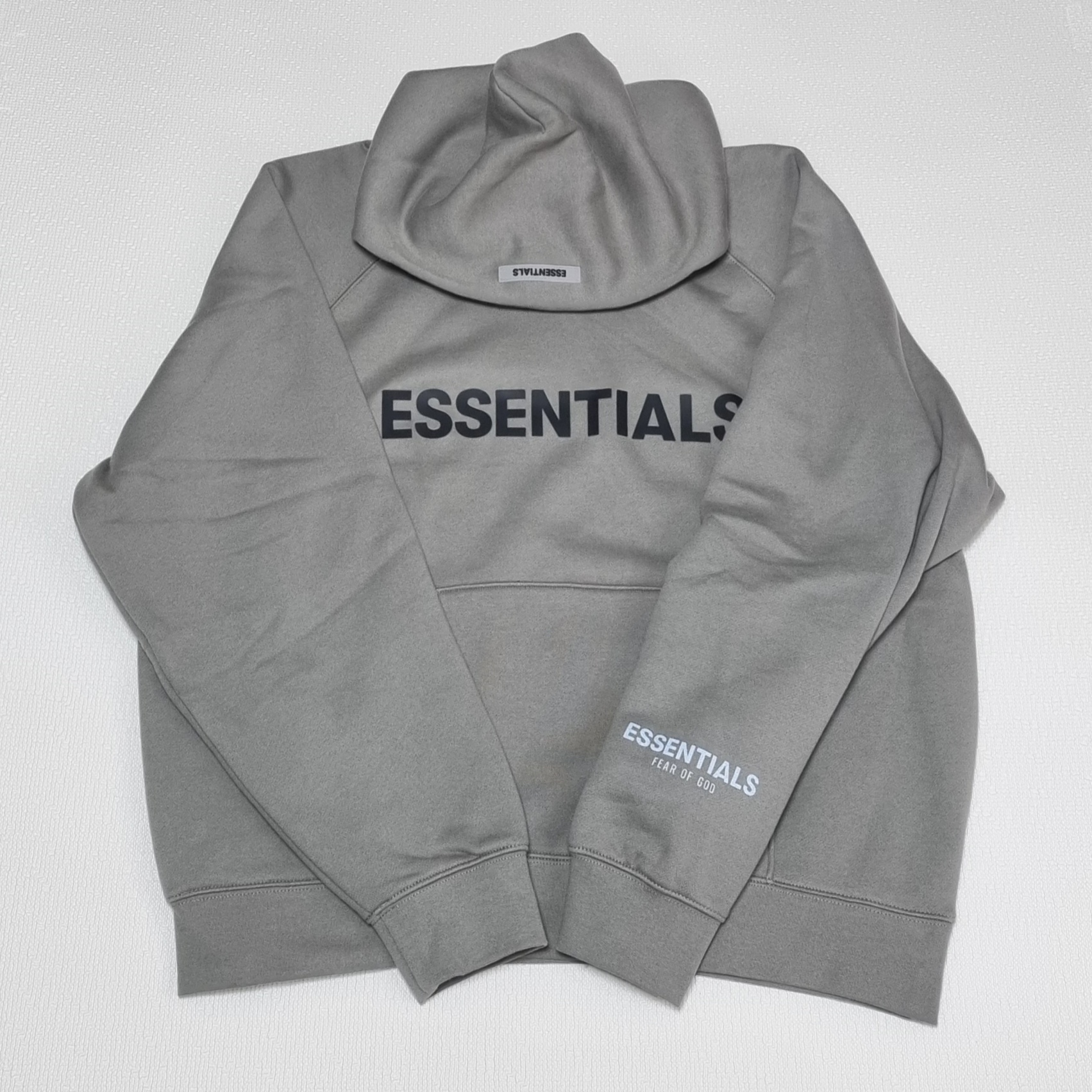 Essentials 3D Silicon Applique Pullover Hoodie Cement - 20FW 착용 스타일