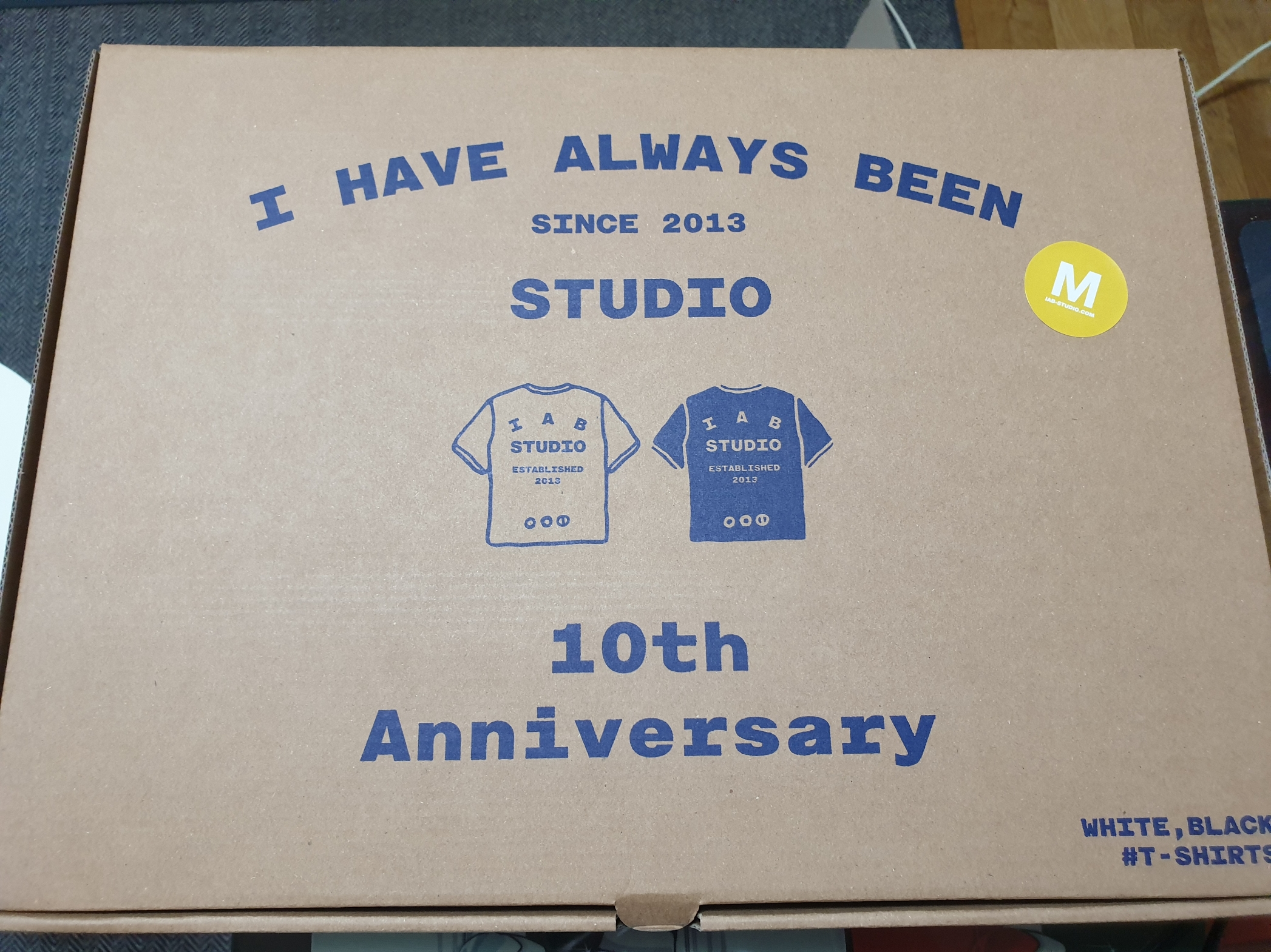 IAB Studio 10th Anniversary T-Shirts Pack White & Black (2 Pack) 착용 스타일 - 3