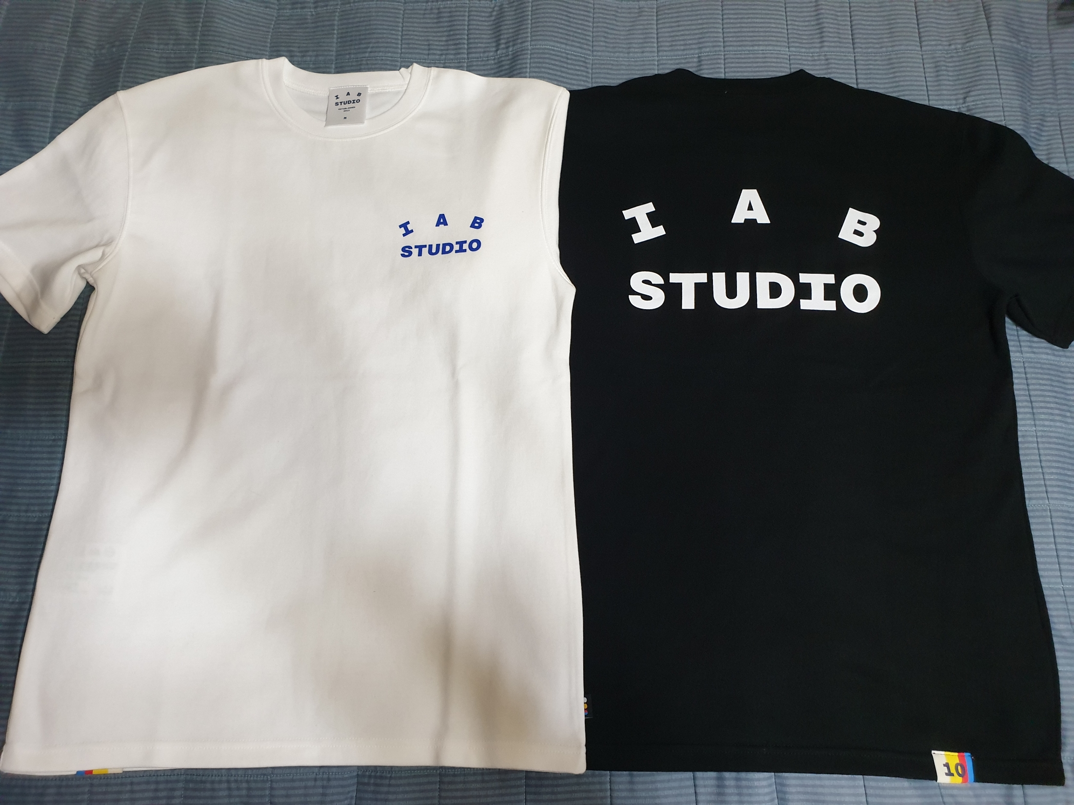 IAB Studio 10th Anniversary T-Shirts Pack White & Black (2 Pack) 착용 스타일 - 1