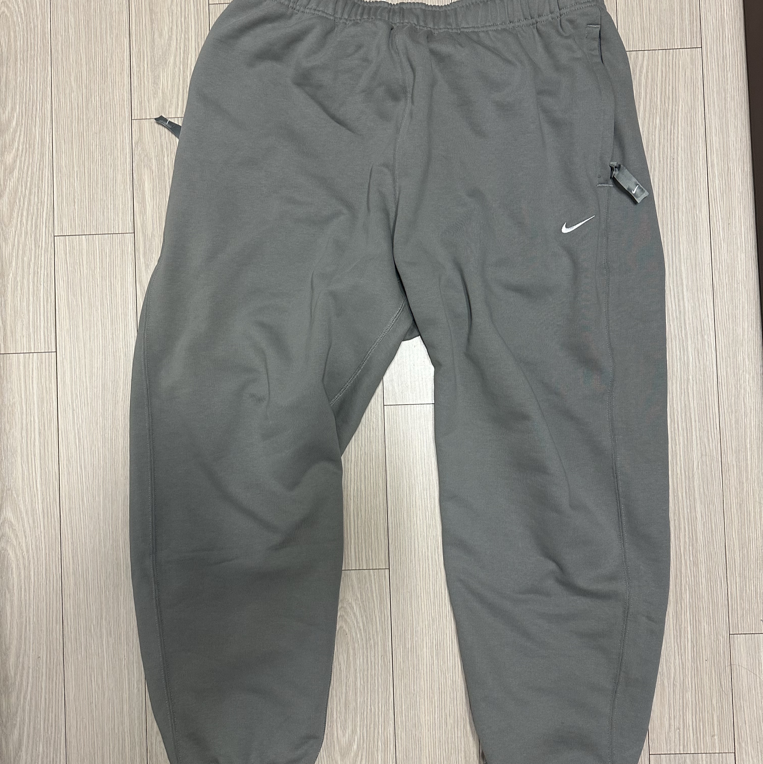 Nike Solo Swoosh French Terry Pants Flat Pewter - Asia 착용 스타일