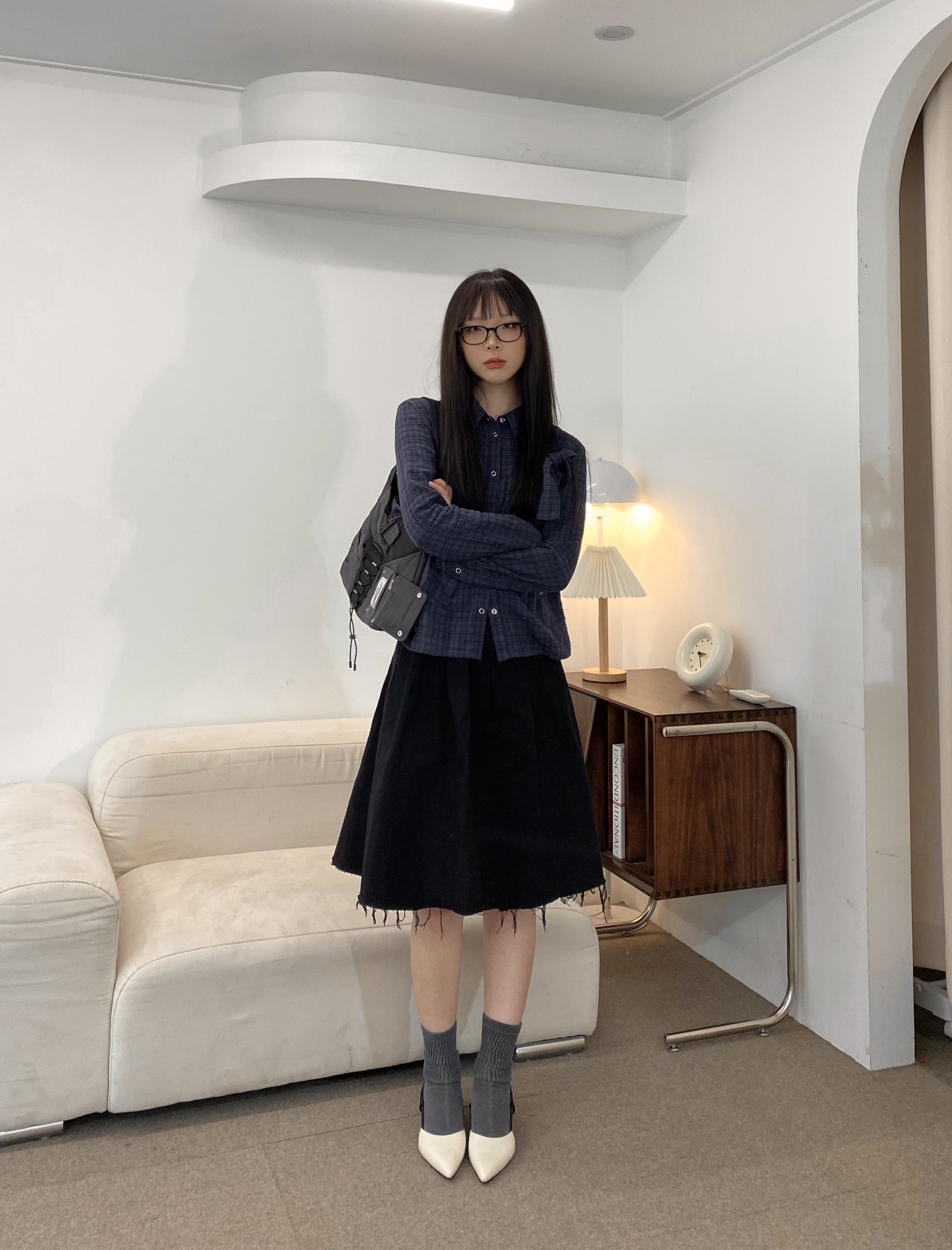Millo Women Cut Off Pleated Skirt Black, Millo Women Ribbon Tie Shirt Navy 착용 스타일 - 4
