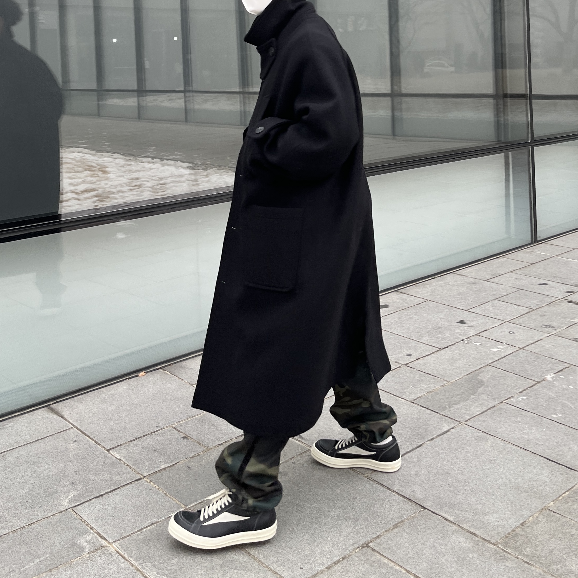 Undermycar Legion.02 Balmacaan Oversized Wool Coat Black, Rick Owens Vintage Sneakers Black 착용 스타일 - 2