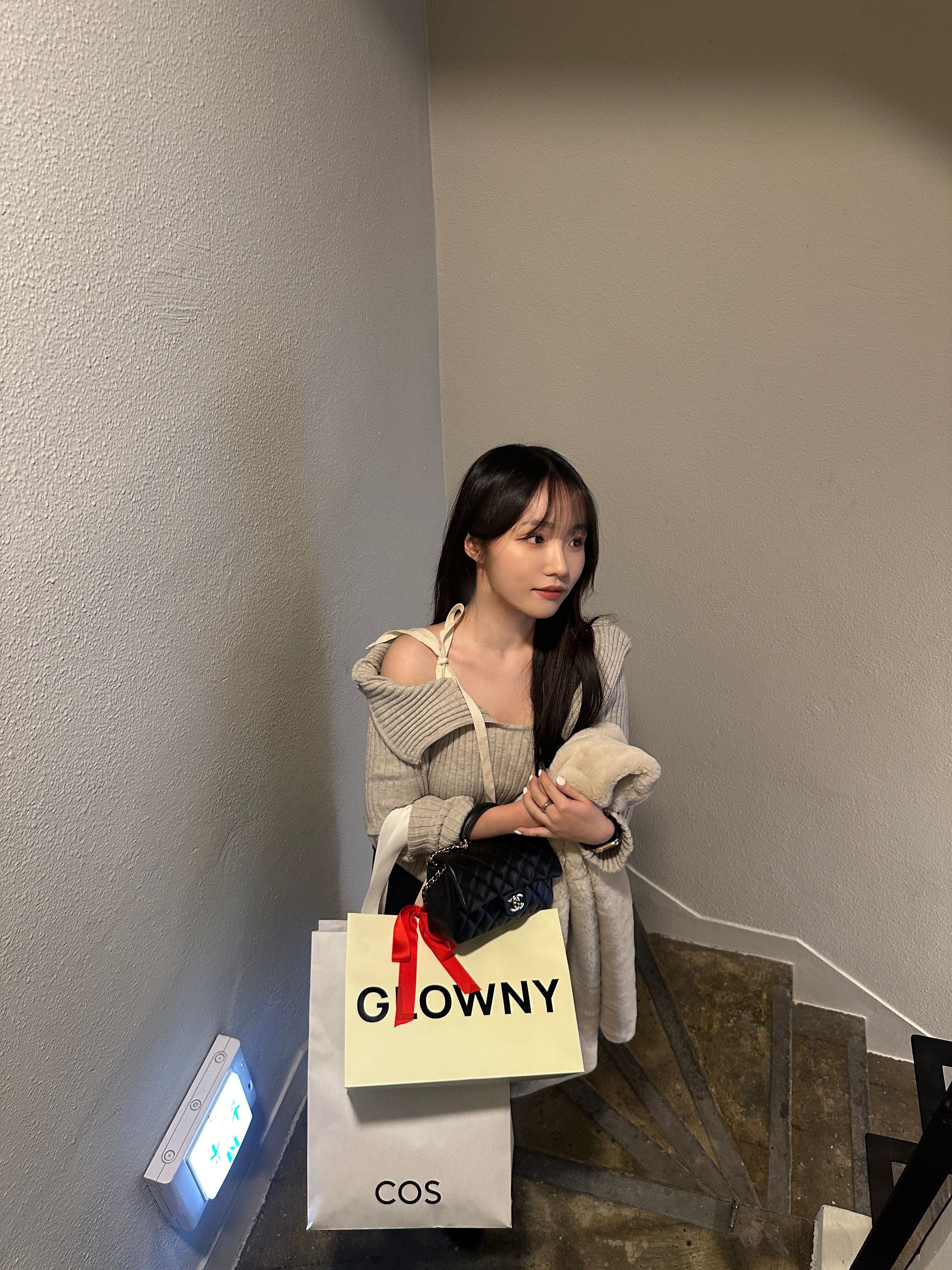 Chanel Mini Flap Bag with Top Handle Lambskin & Gold Black, (W) Glowny Isa Asymmetrical Knit Top Oatmeal 착용 스타일 - 1