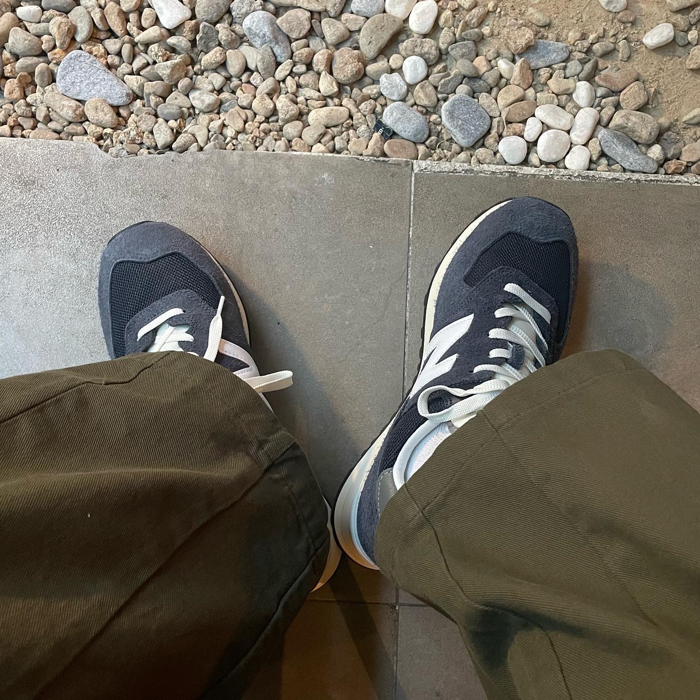 New Balance 574 Heritage Navy 착용 스타일