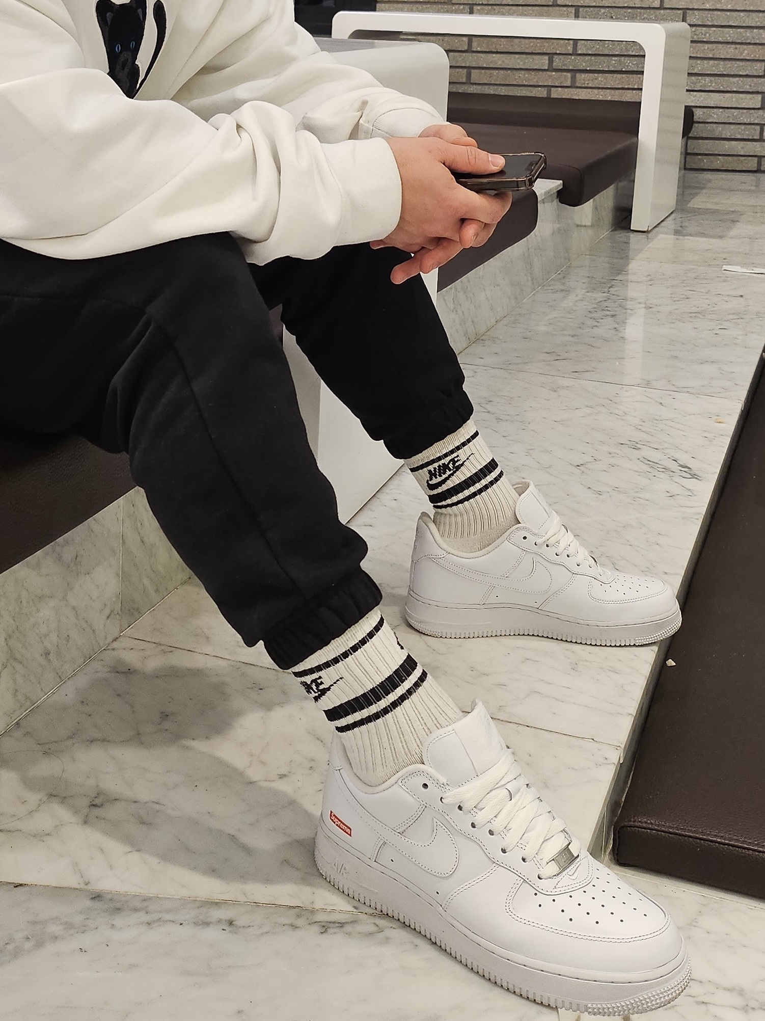 Nike x Supreme Air Force 1 Low White 착용 스타일 - 2