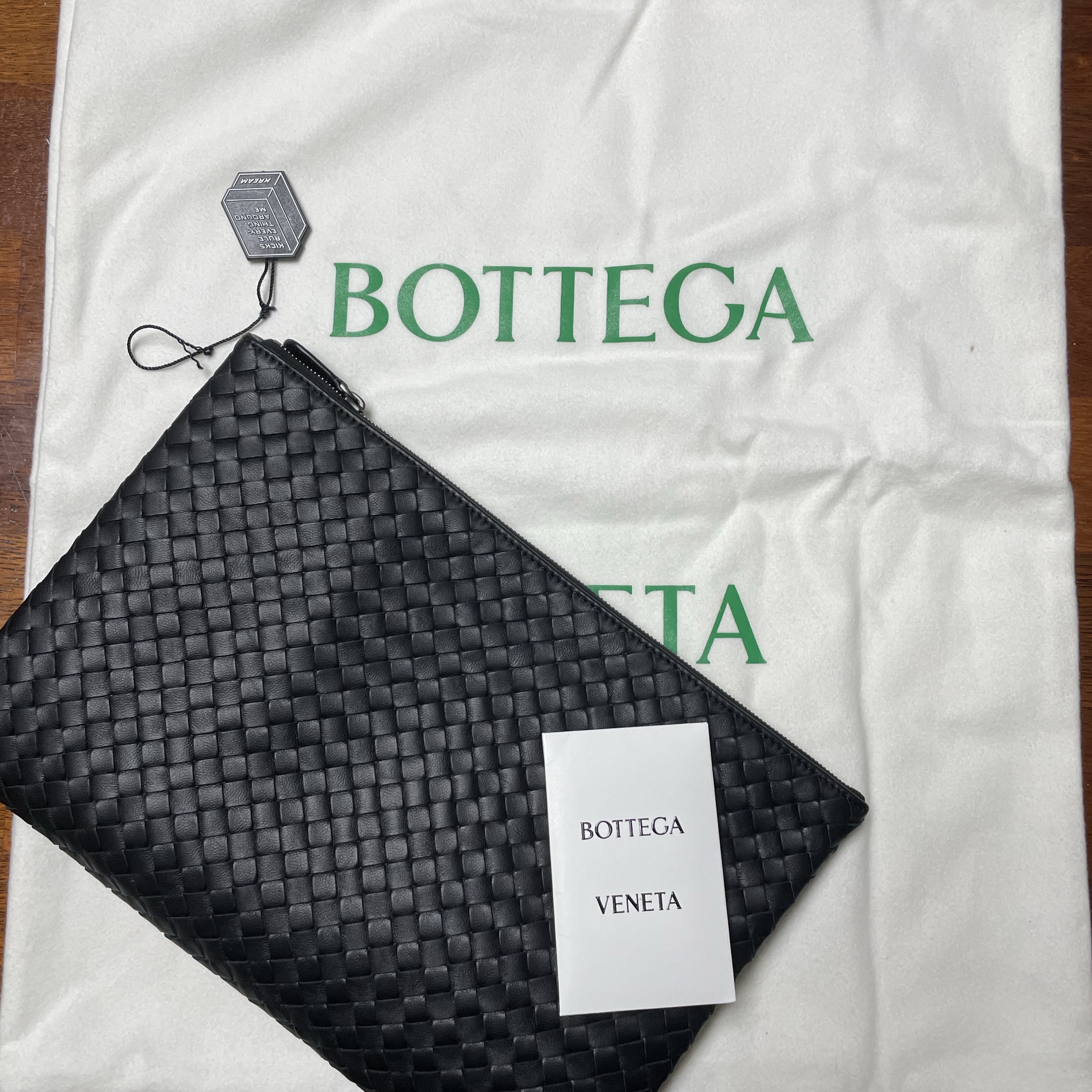 Bottega Veneta Document Case Black 착용 스타일 - 1