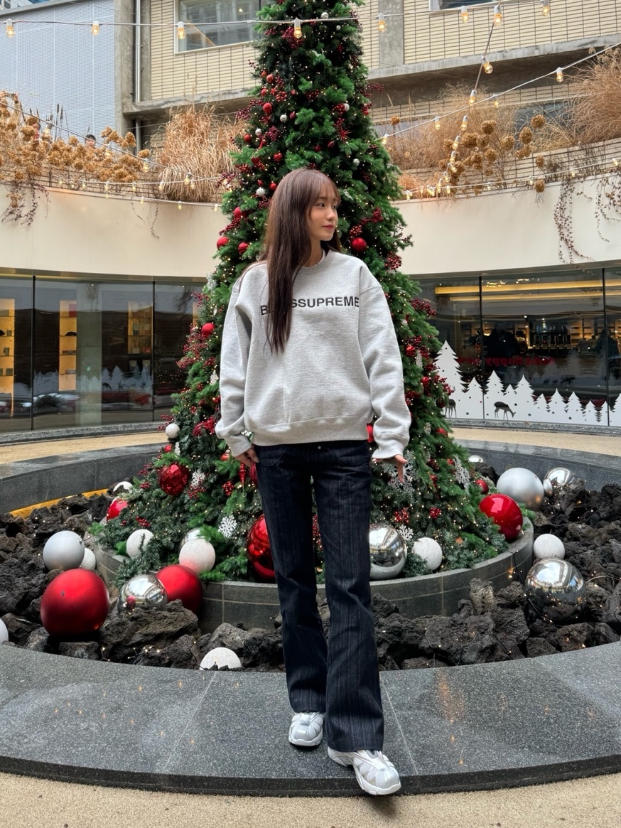 Supreme x Bless Crewneck Heather Grey - 23FW, Fila x Thug Club Replica 2002 Grey White 착용 스타일 - 3