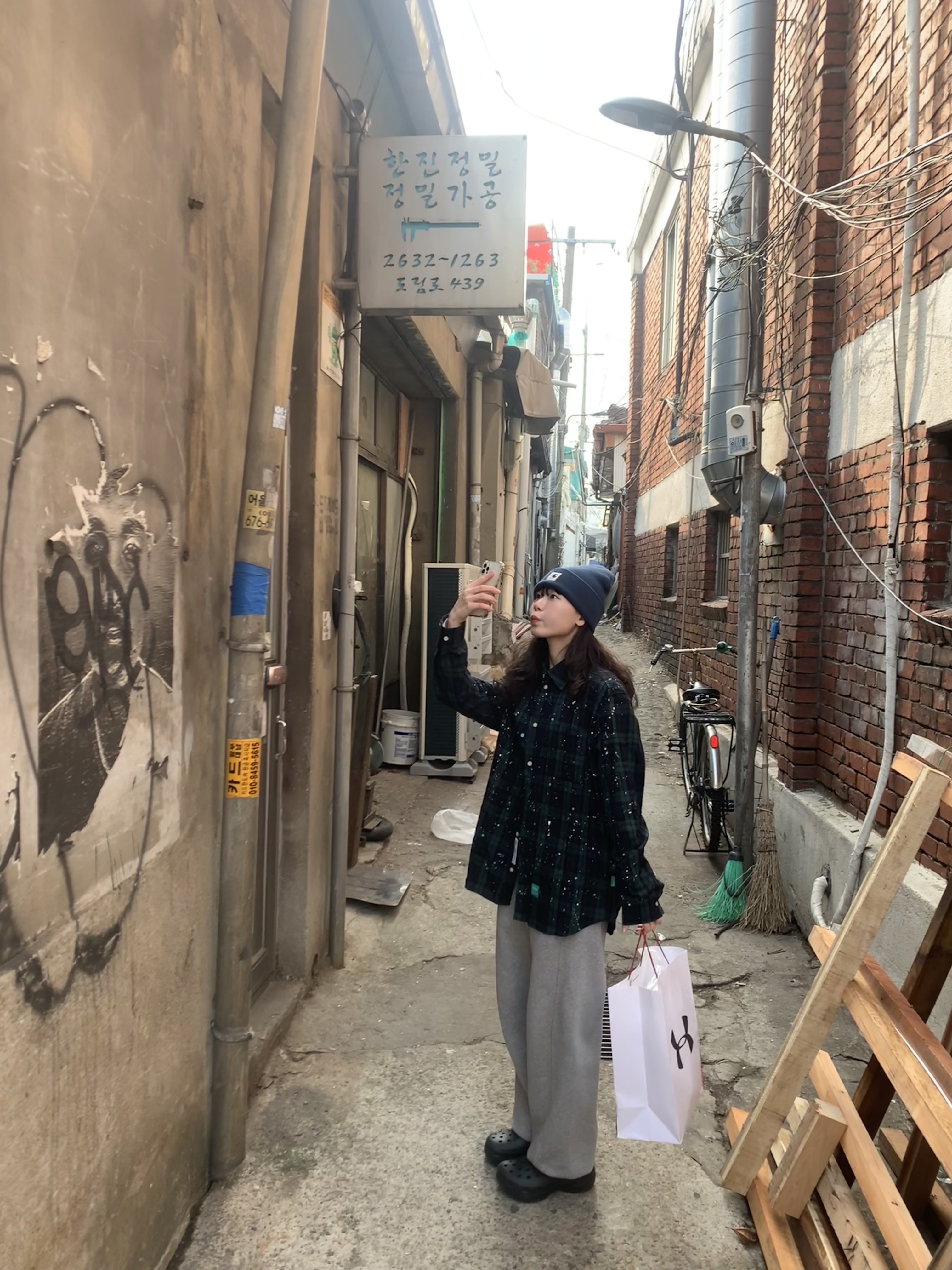 Carhartt WIP Ashley Beanie Black, (W) Crocs Classic Platform Clog Black 착용 스타일 - 1