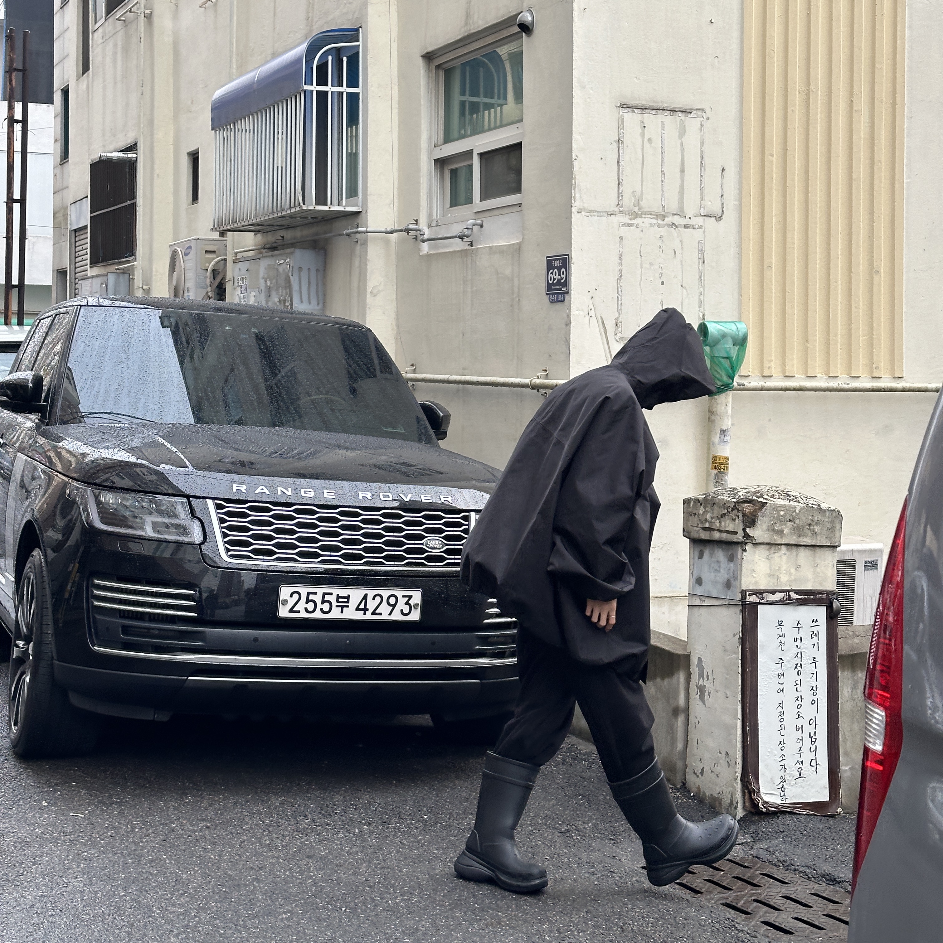 Yeezy Gap Engineered By Balenciaga T-Cut Parka Black, Balenciaga x Crocs Rubber Boot Black 착용 스타일 - 1