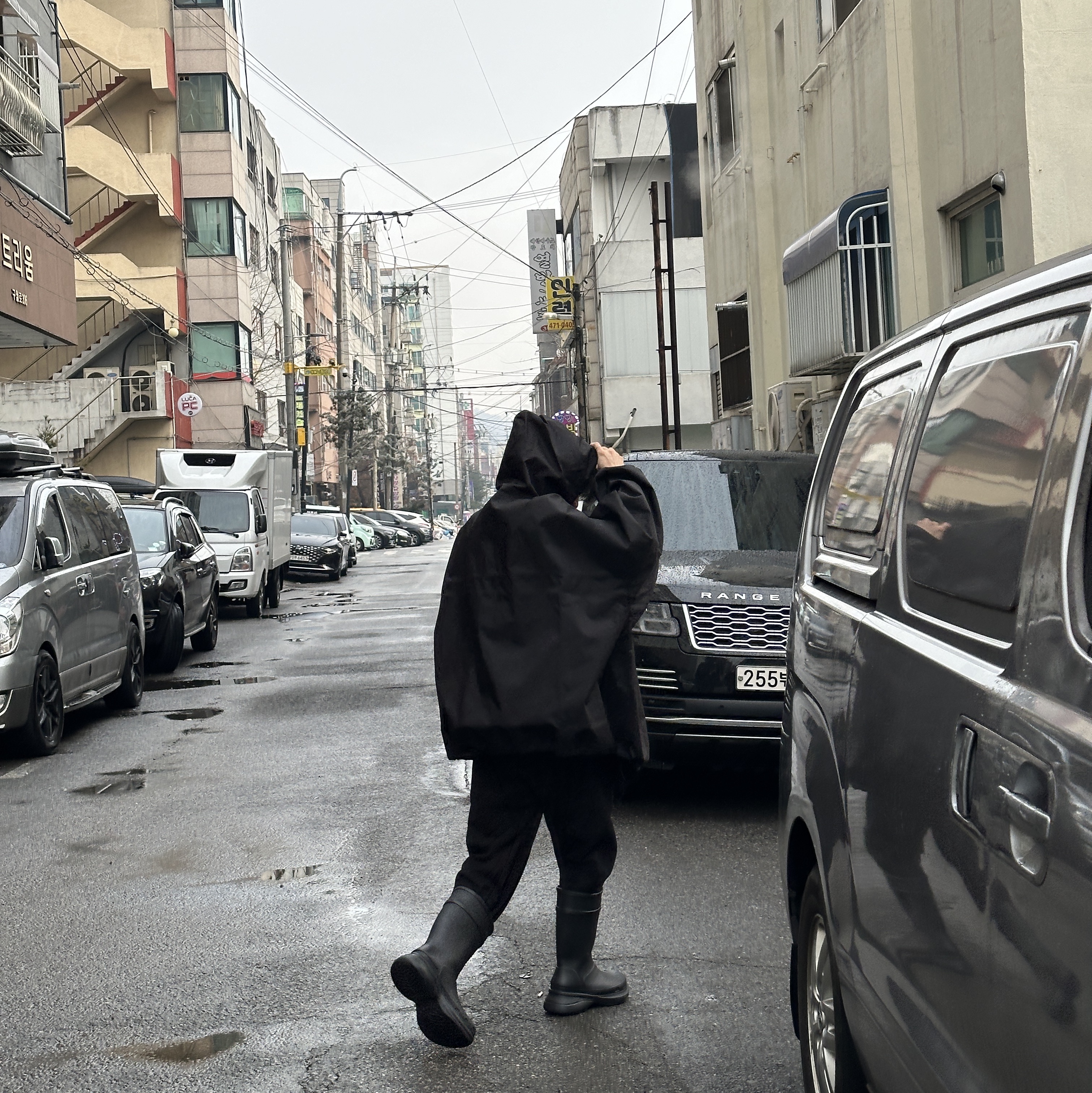 Yeezy Gap Engineered By Balenciaga T-Cut Parka Black, Balenciaga x Crocs Rubber Boot Black 착용 스타일 - 3