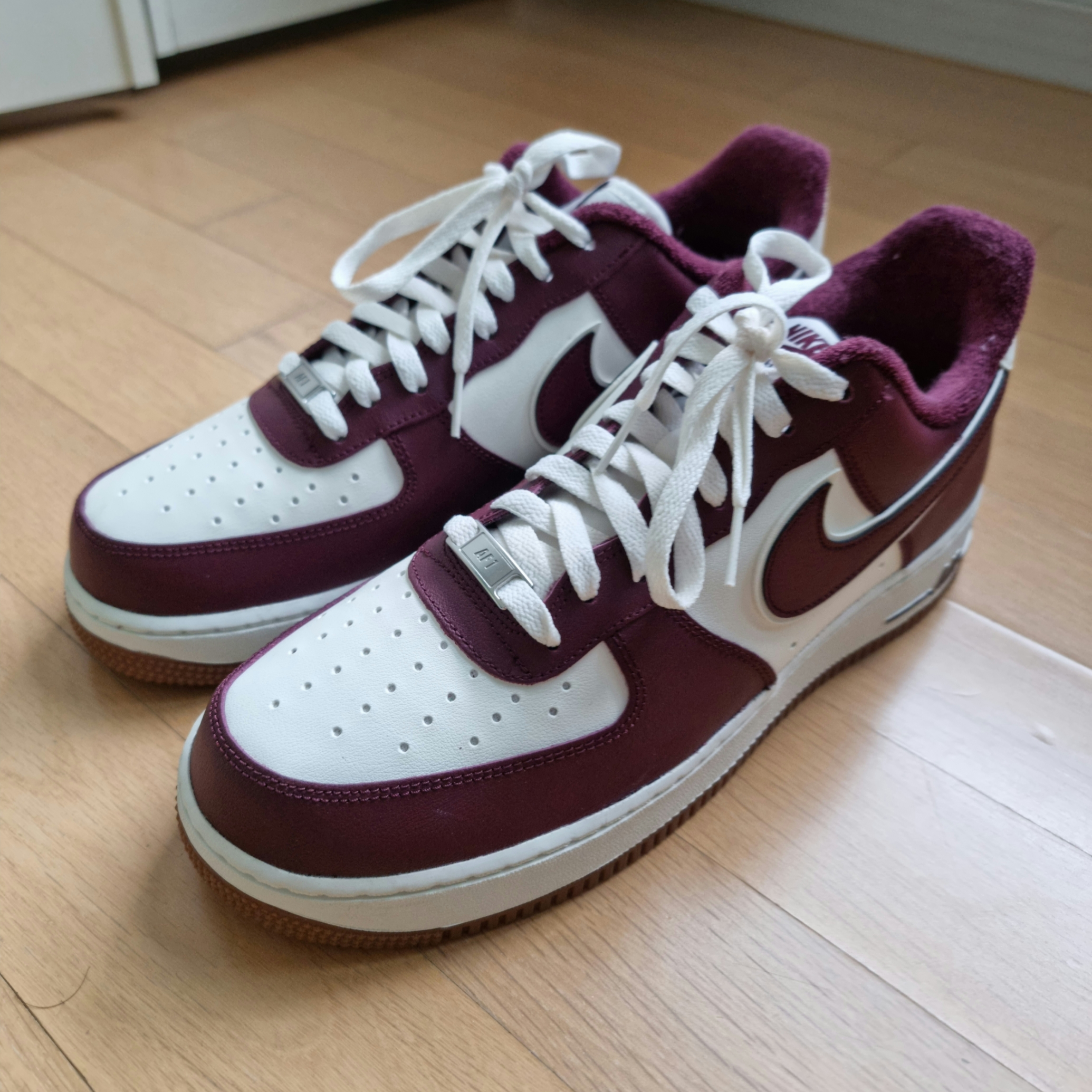 Nike Air Force 1 '07 LV8 Night Maroon 착용 스타일
