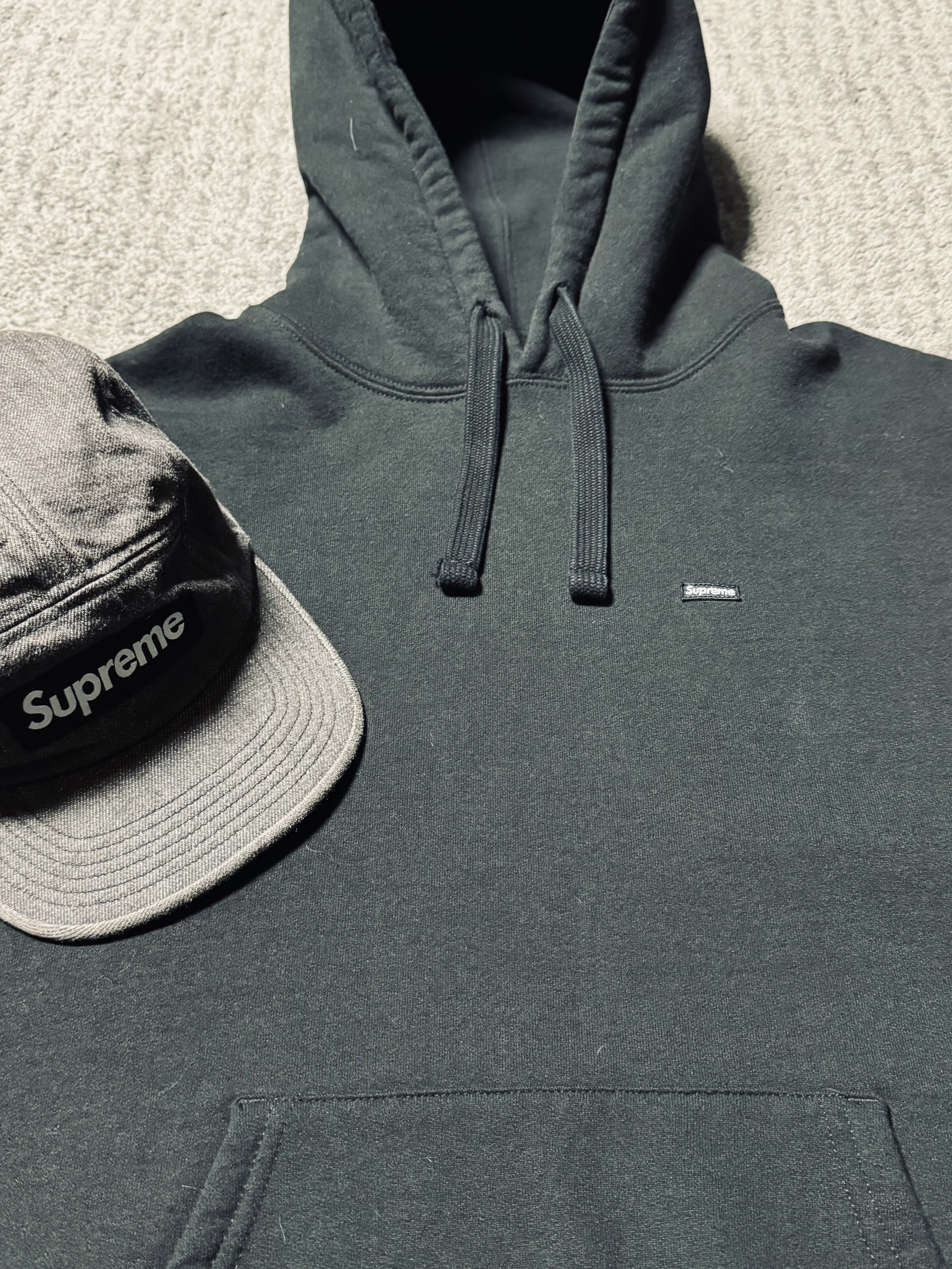 Supreme Denim Camp Cap Washed Black - 22FW, Supreme Small Box Drawcord Hooded Sweatshirt Black - 23FW 착용 스타일