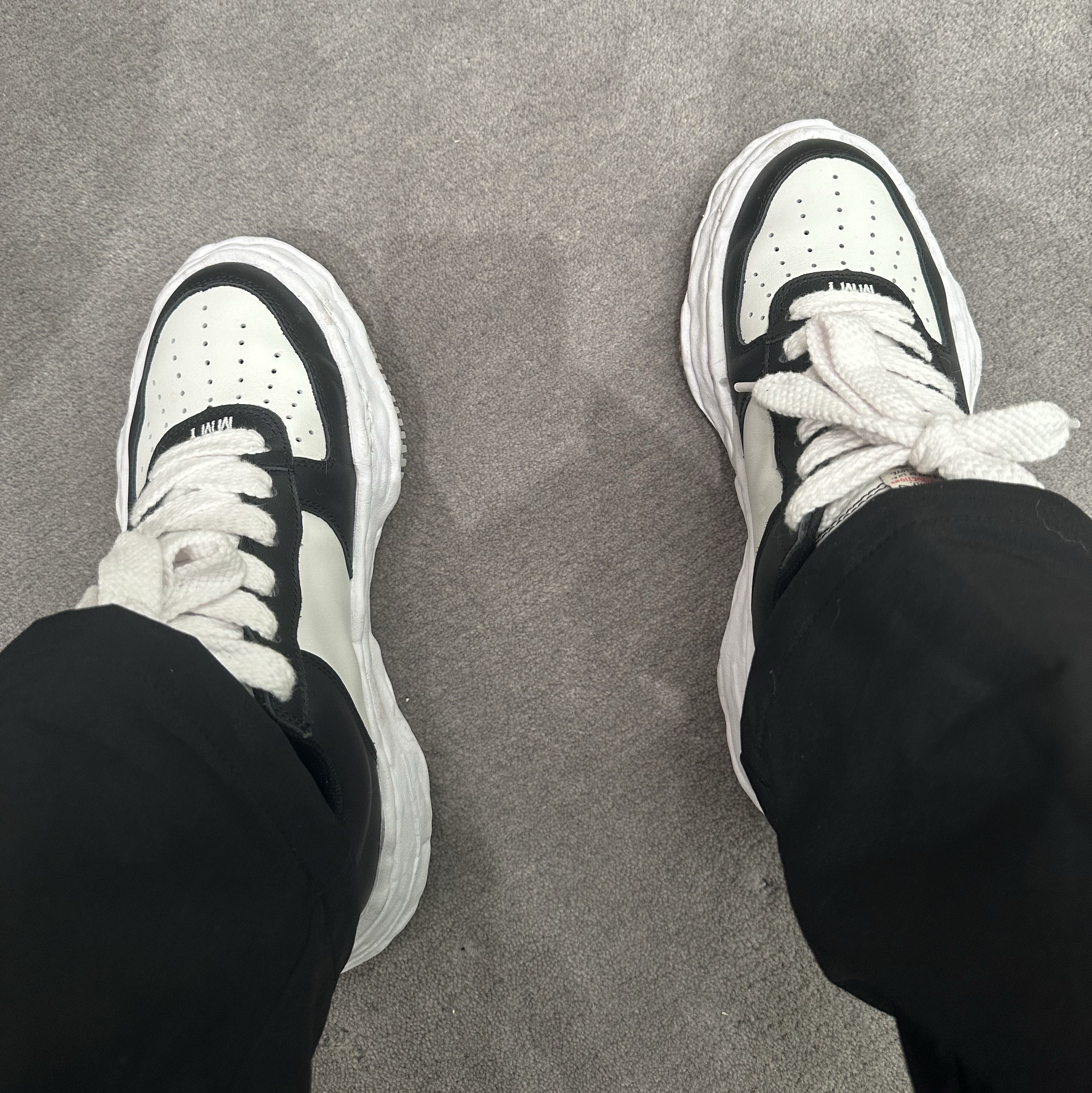 Maison Mihara Yasuhiro Wayne OG Sole Leather Low-top Sneakers Black White 착용 스타일 - 1