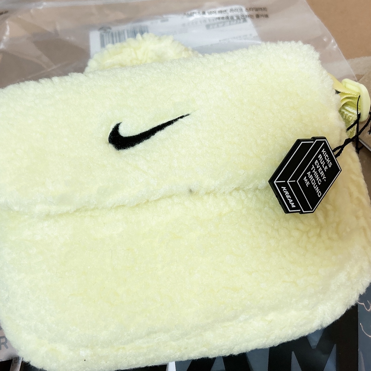 (Kids) Nike NSW Faux Fur Crossbody Bag Neon 착용 스타일