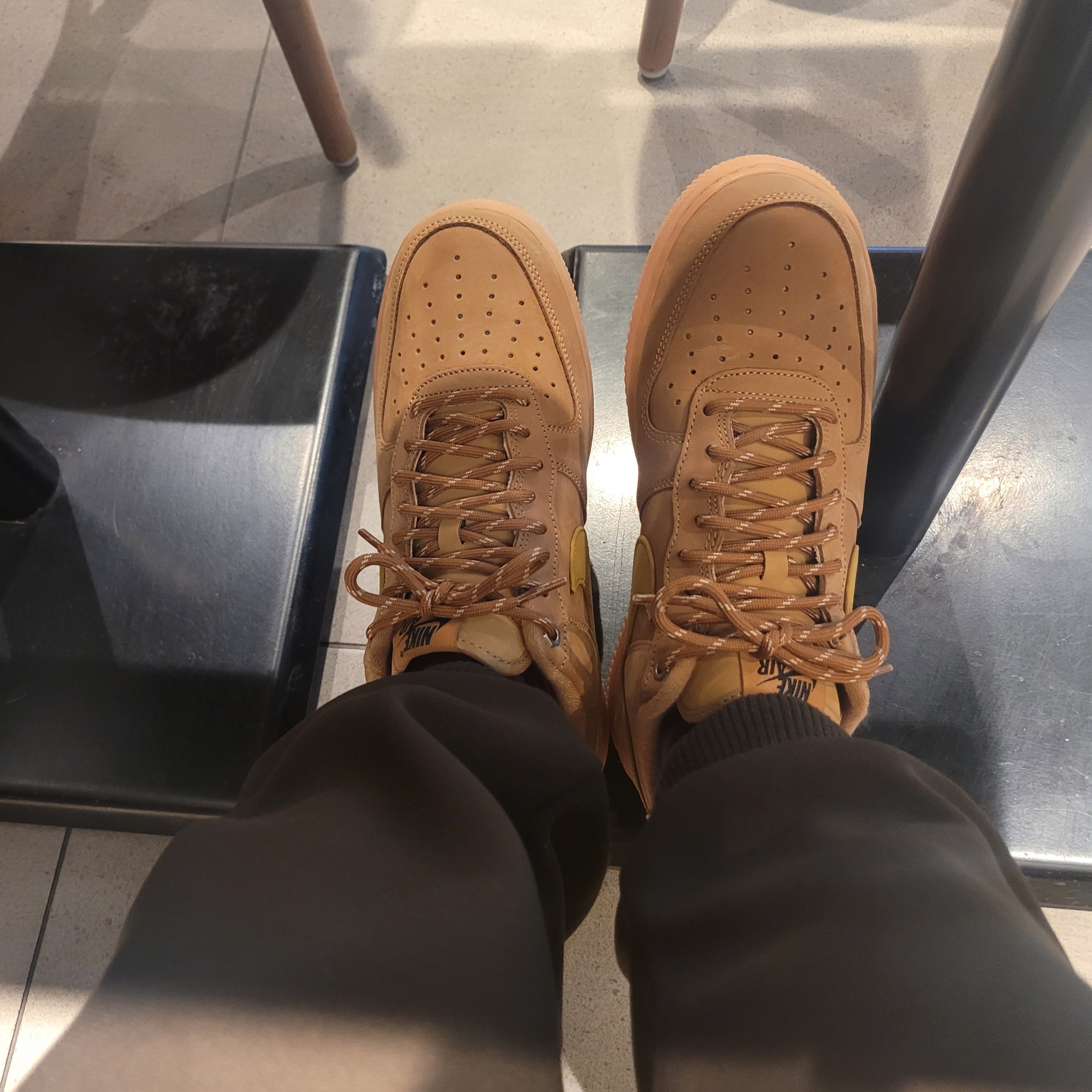 Nike Air Force 1 '07 WB Flax 착용 스타일 - 3