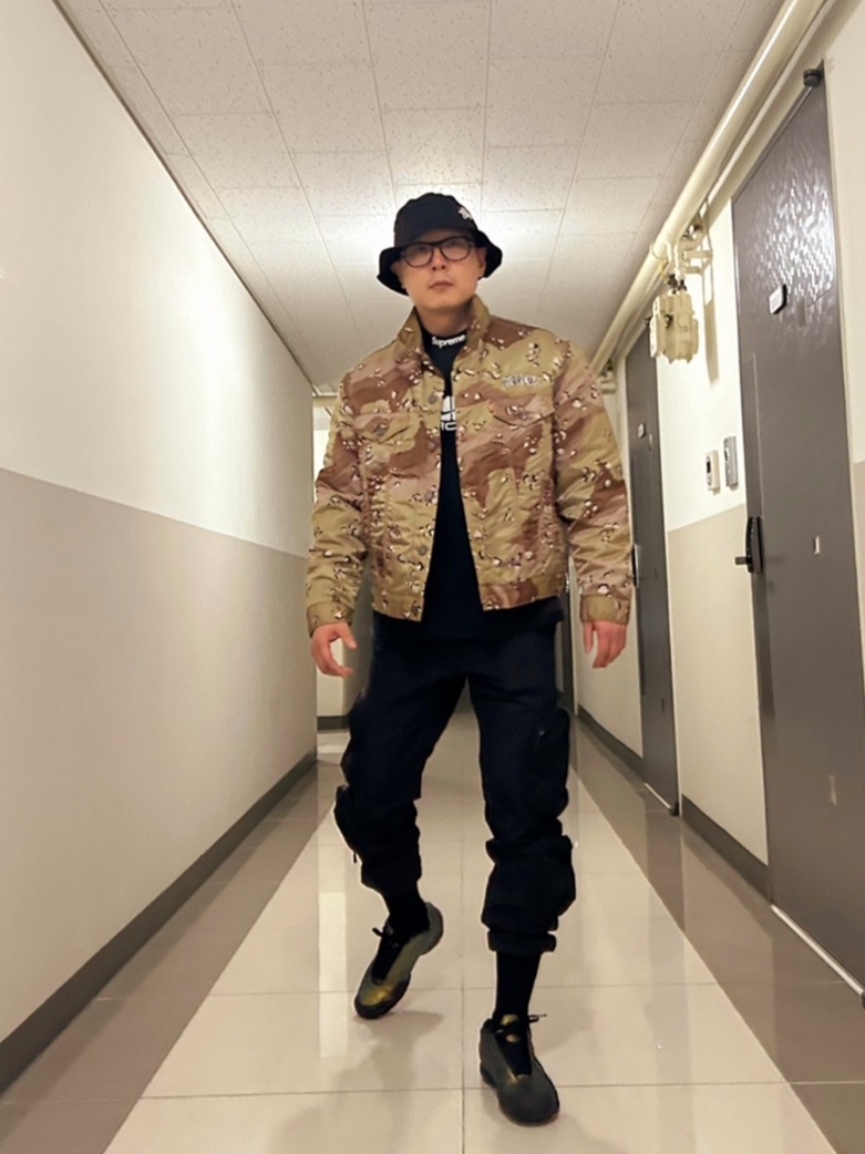 Supreme x Levi's Nylon Trucker Jacket Chocolate Chip Camo - 19FW, Nike x Supreme Air zoom Courtposite SP Metallic Gold Black 착용 스타일 - 1