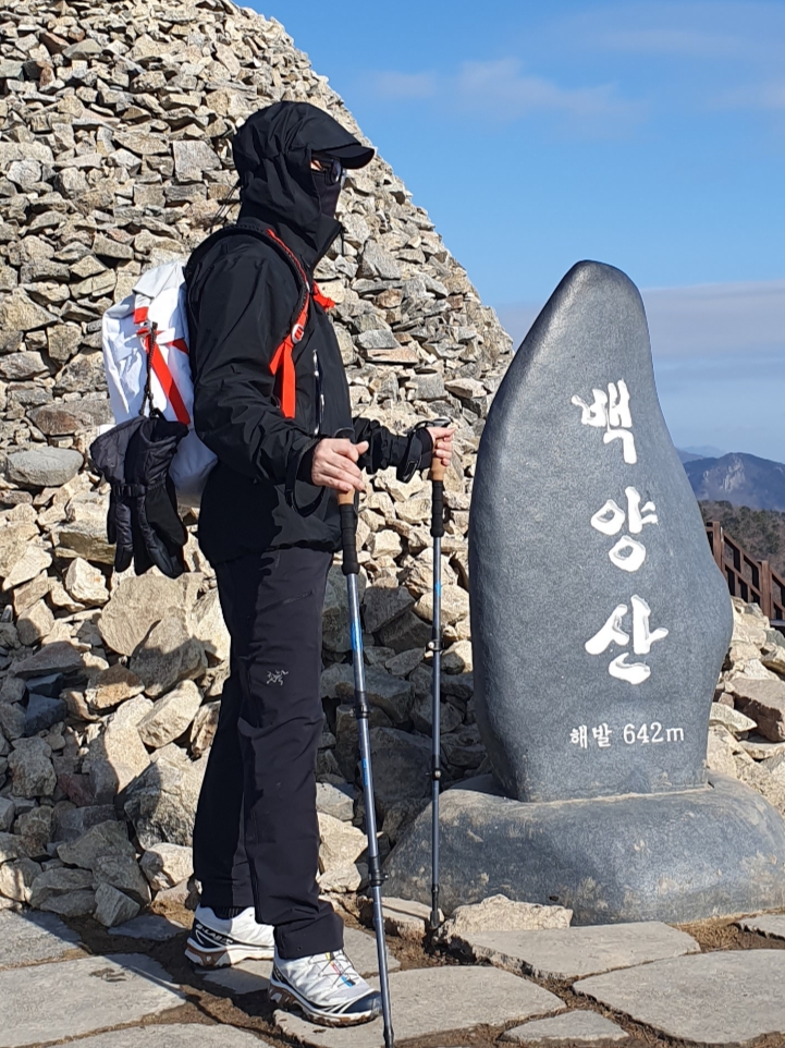 Salomon XT-6 Lunar Rock Dark Sapphire, Arc'teryx Beta AR Jacket Black 착용 스타일