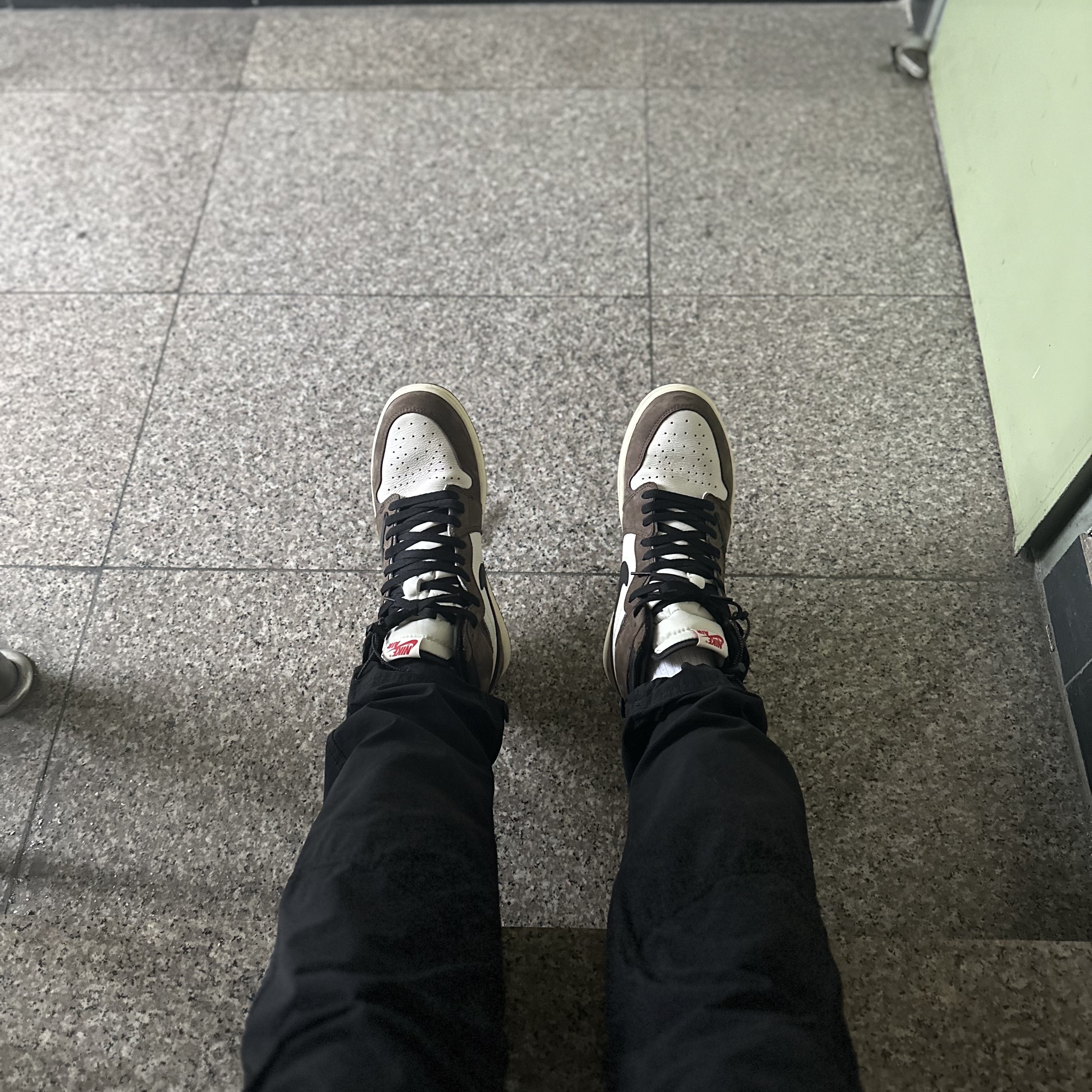 Jordan 1 x Travis Scott Retro High OG SP Mocha 착용 스타일 - 1