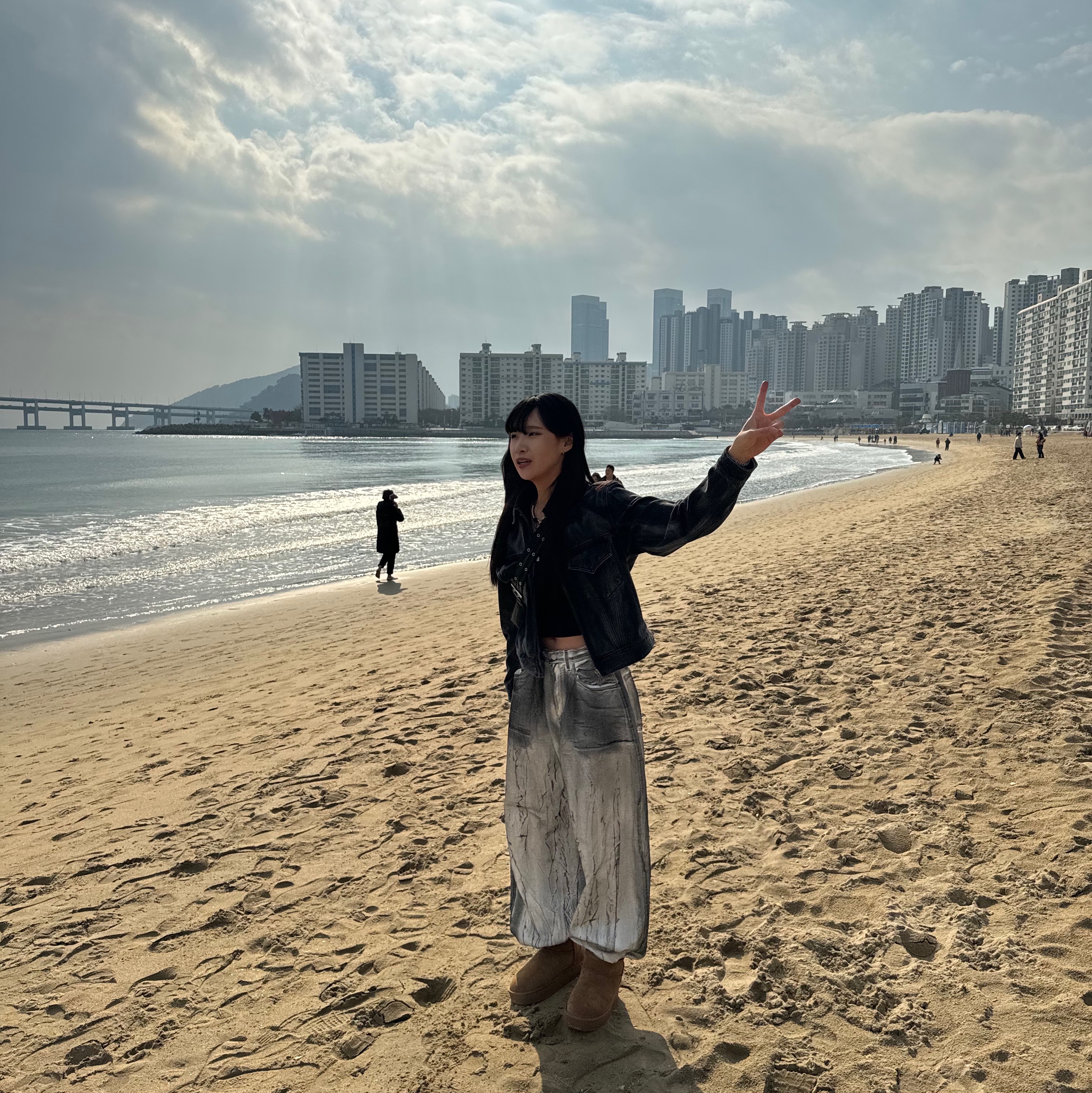 (W) UGG Classic Ultra Mini Platform Boots Chestnut 착용 스타일 - 2