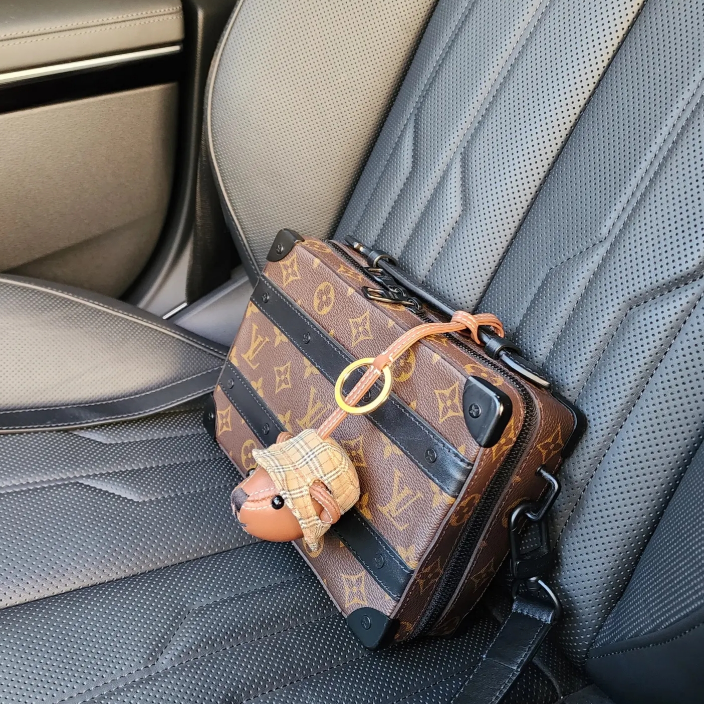 Burberry Leather Thomas Bear Charm in Check Bucket Hat Archive Beige 착용 스타일