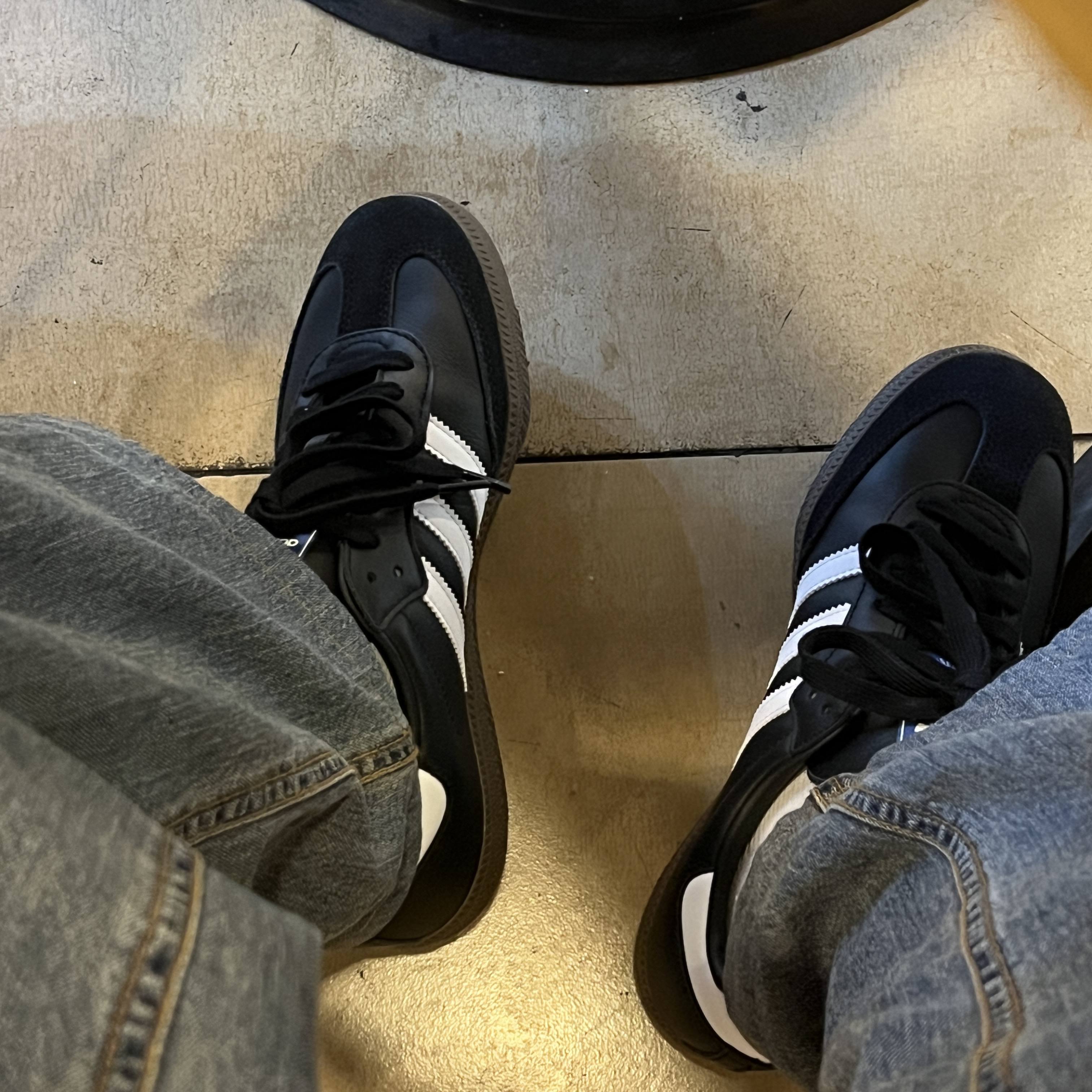 Adidas Samba OG Black White Gum 착용 스타일 - 2