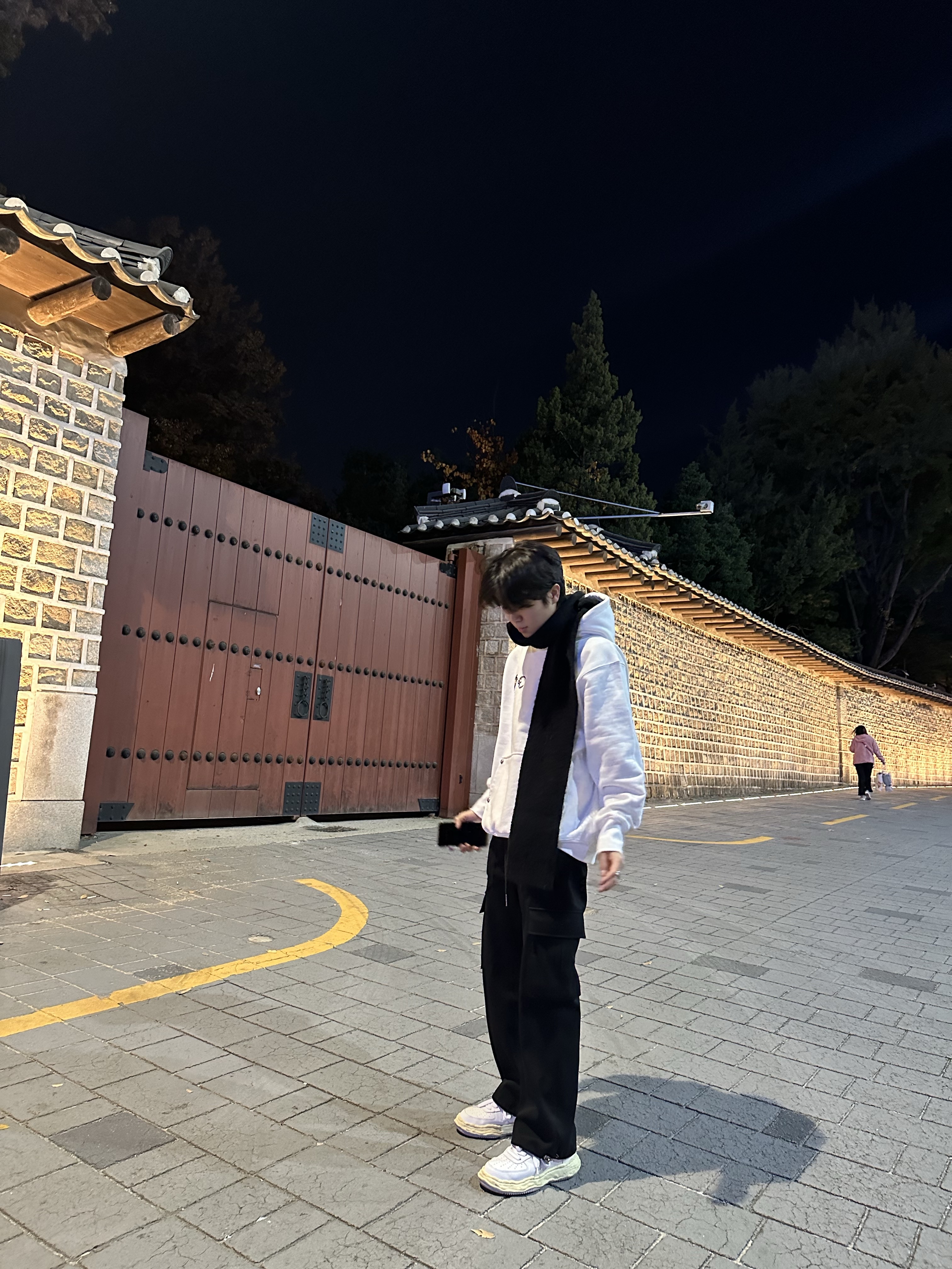 Thug Club Armor Hoodie White, Maison Mihara Yasuhiro Wayne VL OG Sole Leather Low-top Sneakers White 착용 스타일 - 1