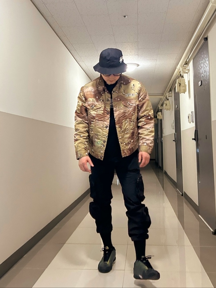 Supreme x Levi's Nylon Trucker Jacket Chocolate Chip Camo - 19FW, Nike x Supreme Air zoom Courtposite SP Metallic Gold Black 착용 스타일 - 2