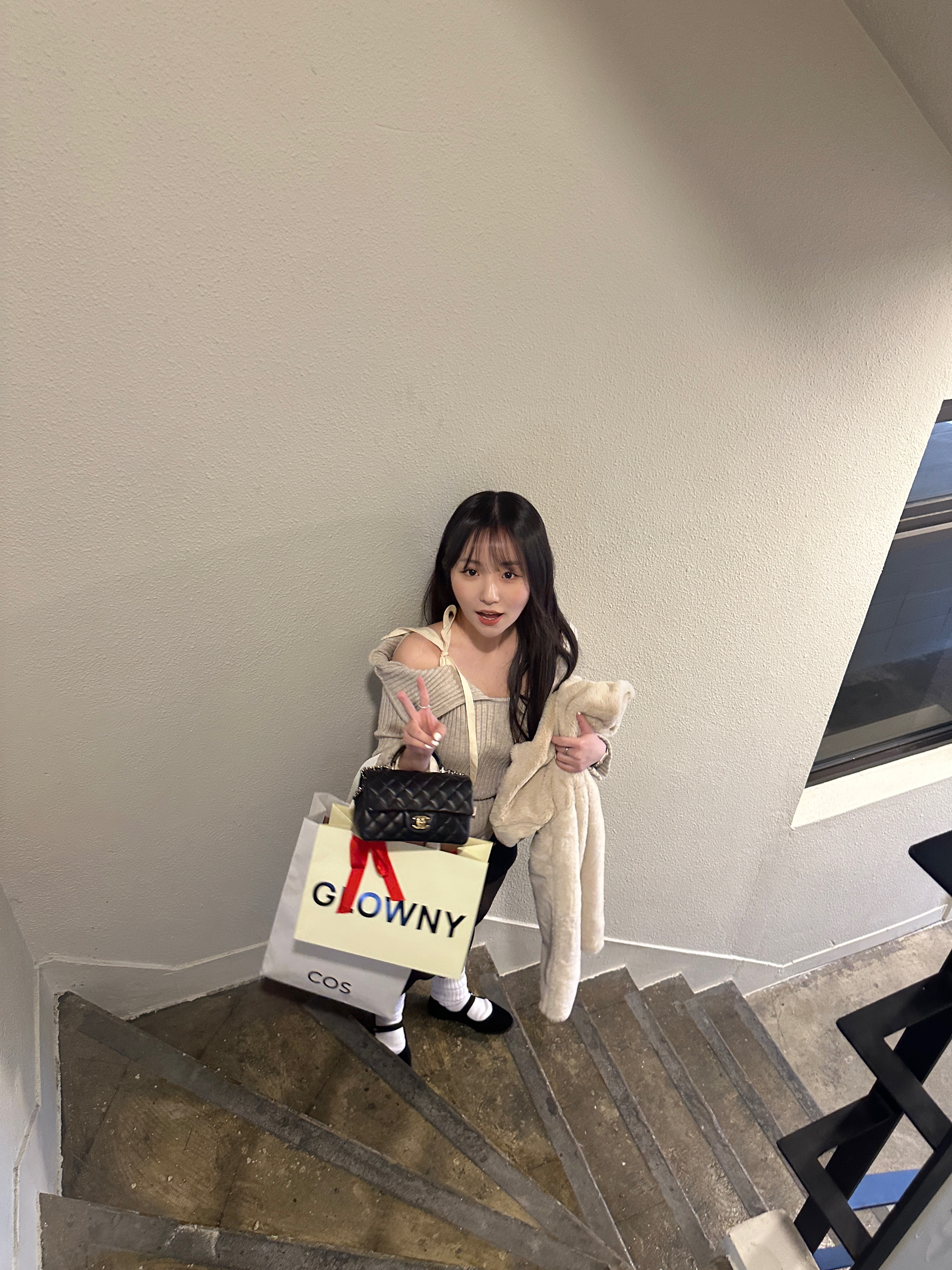 Chanel Mini Flap Bag with Top Handle Lambskin & Gold Black, (W) Glowny Isa Asymmetrical Knit Top Oatmeal 착용 스타일 - 2