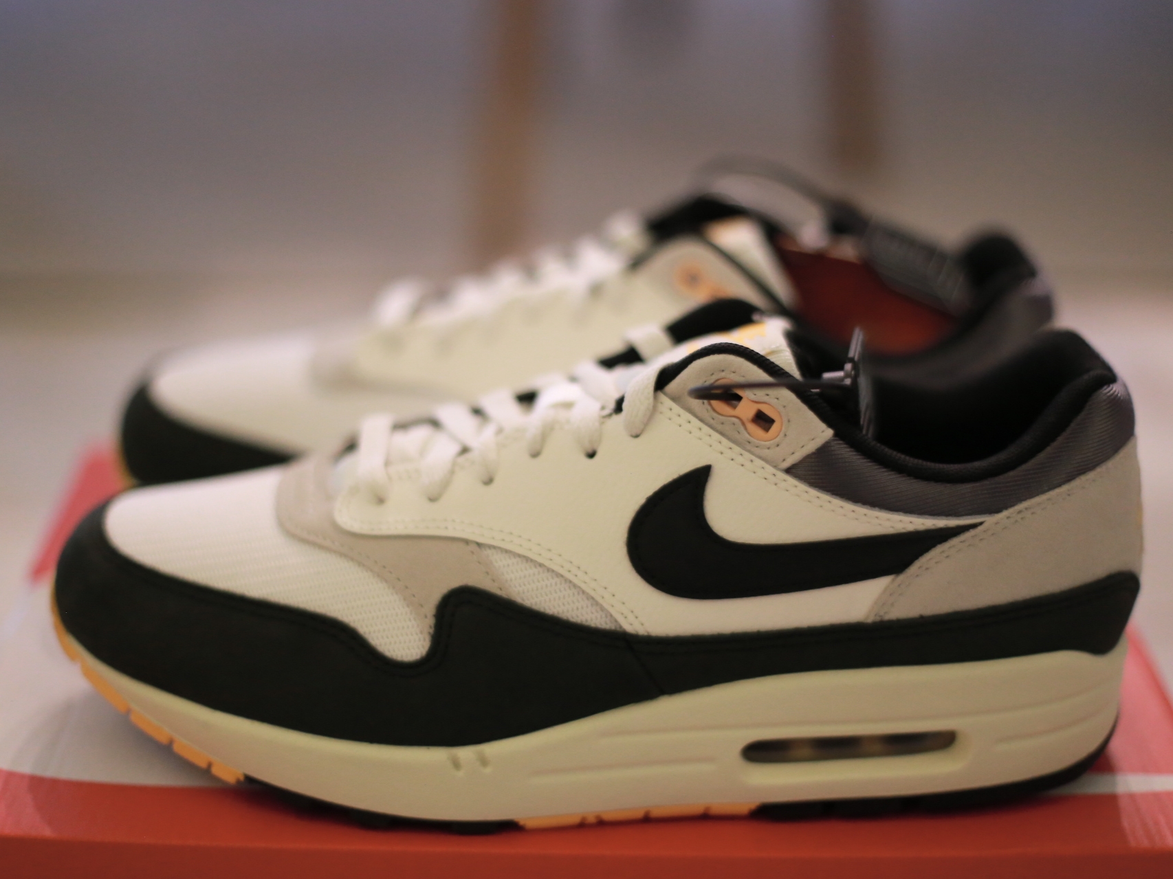 Nike Air Max 1 Light Bone University Gold 착용 스타일 - 1