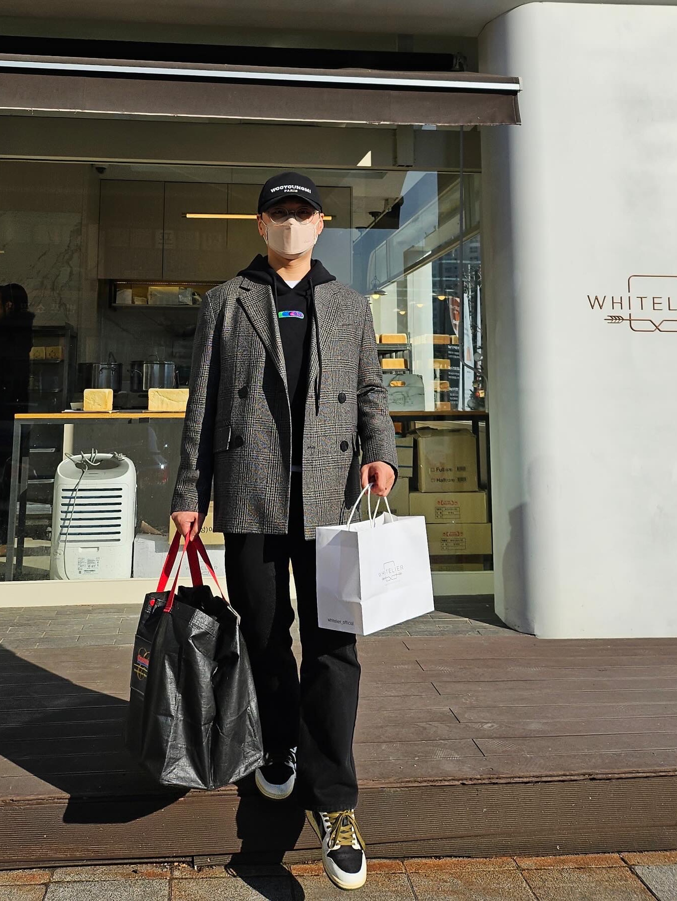 Wooyoungmi Embroidered Ball Cap Black, Off-White Weed Arrow Oversized Hoodie Black 착용 스타일 - 3