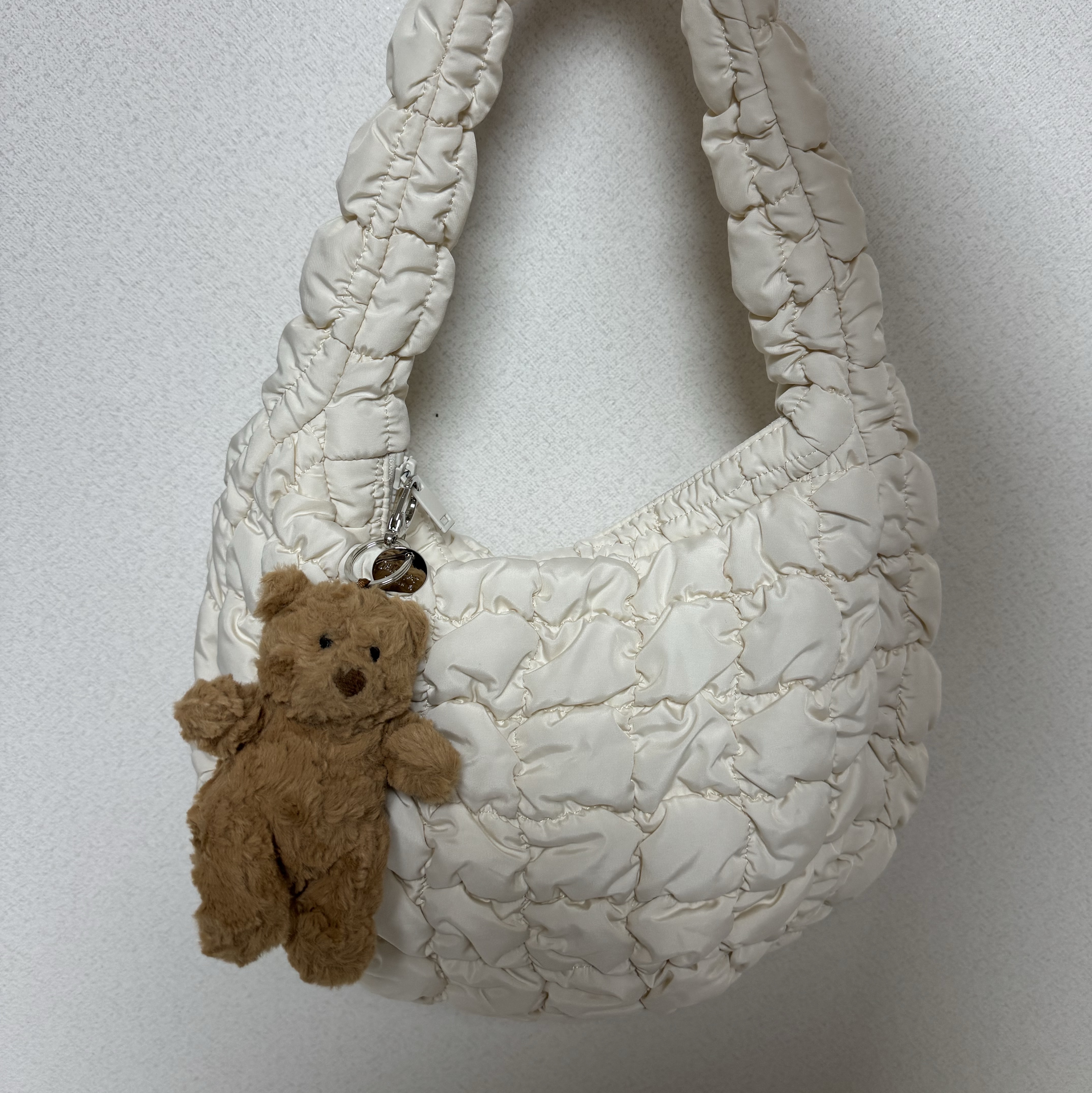 Jellycat Bartholomew Bear Bag Charm Brown 착용 스타일 - 2